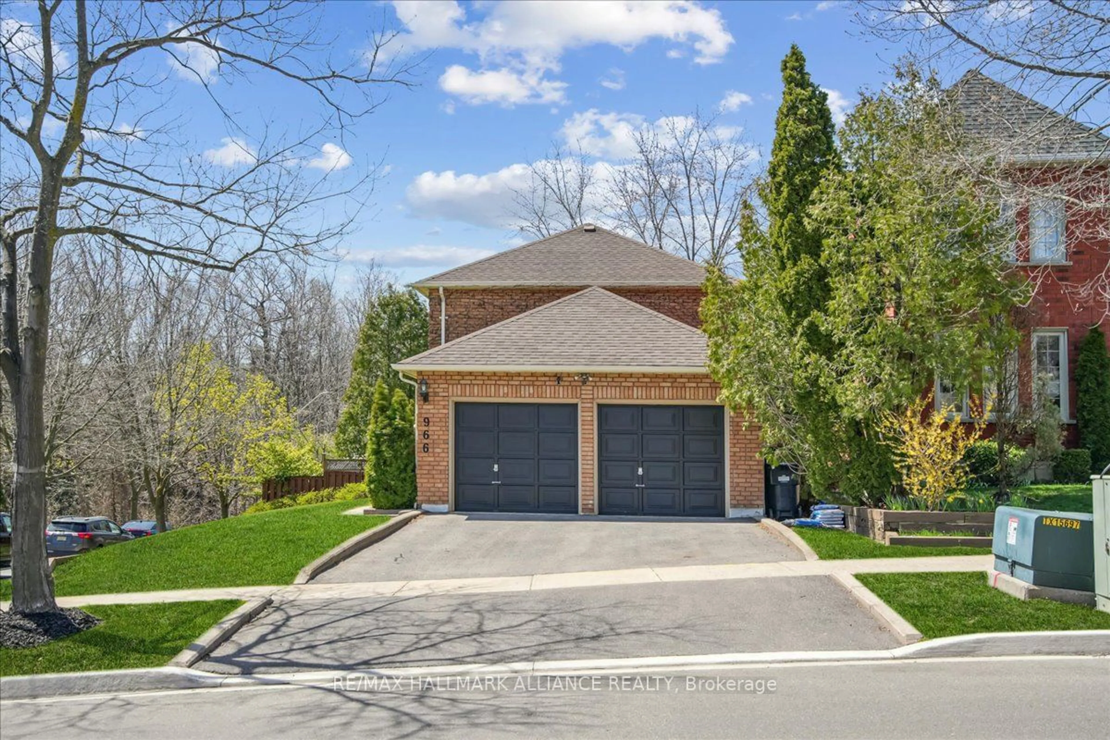 Home with brick exterior material, street for 966 Silver Birch Tr, Mississauga Ontario L5J 4S3