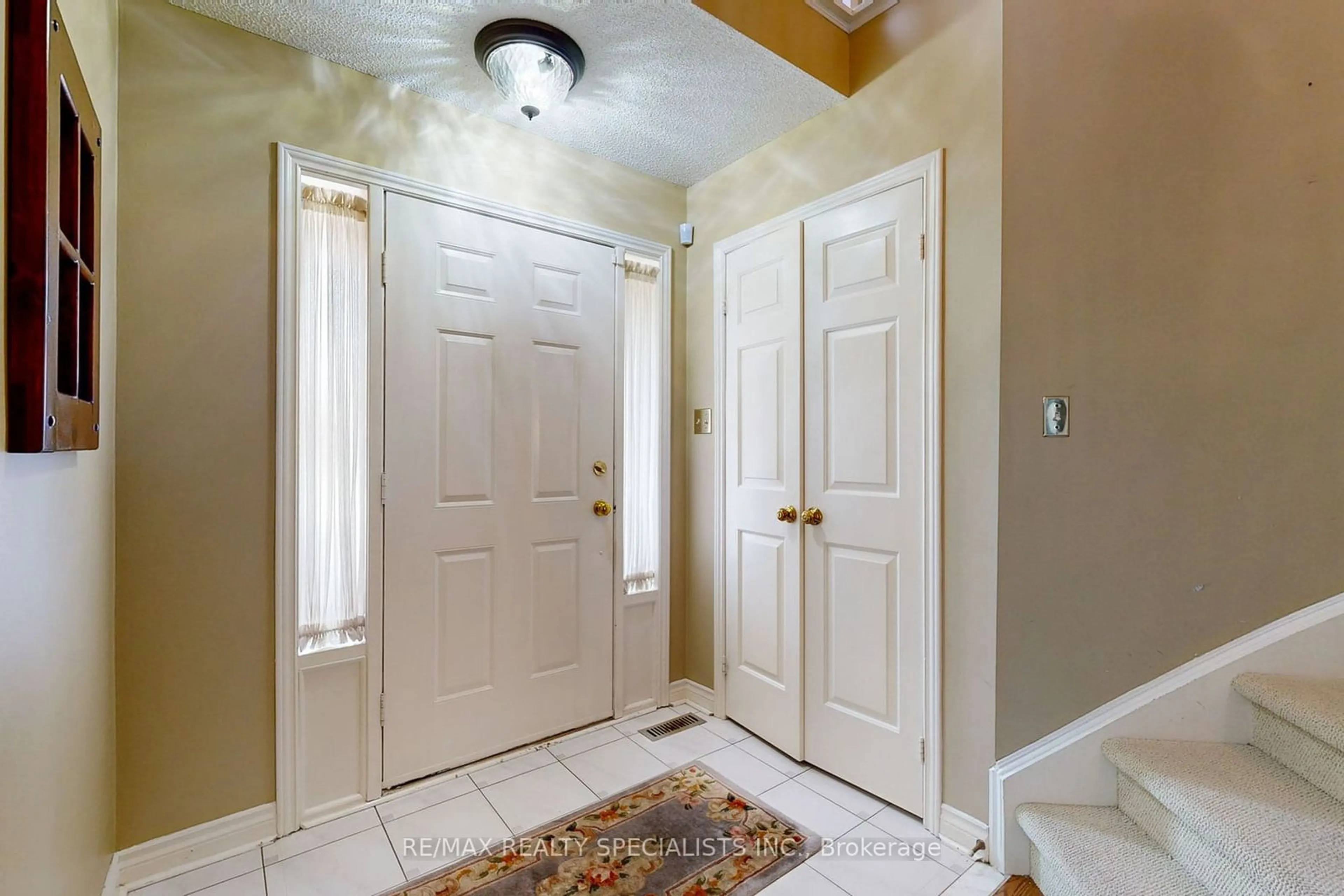 Indoor entryway for 5270 Giacco Crt, Mississauga Ontario L5M 3T1