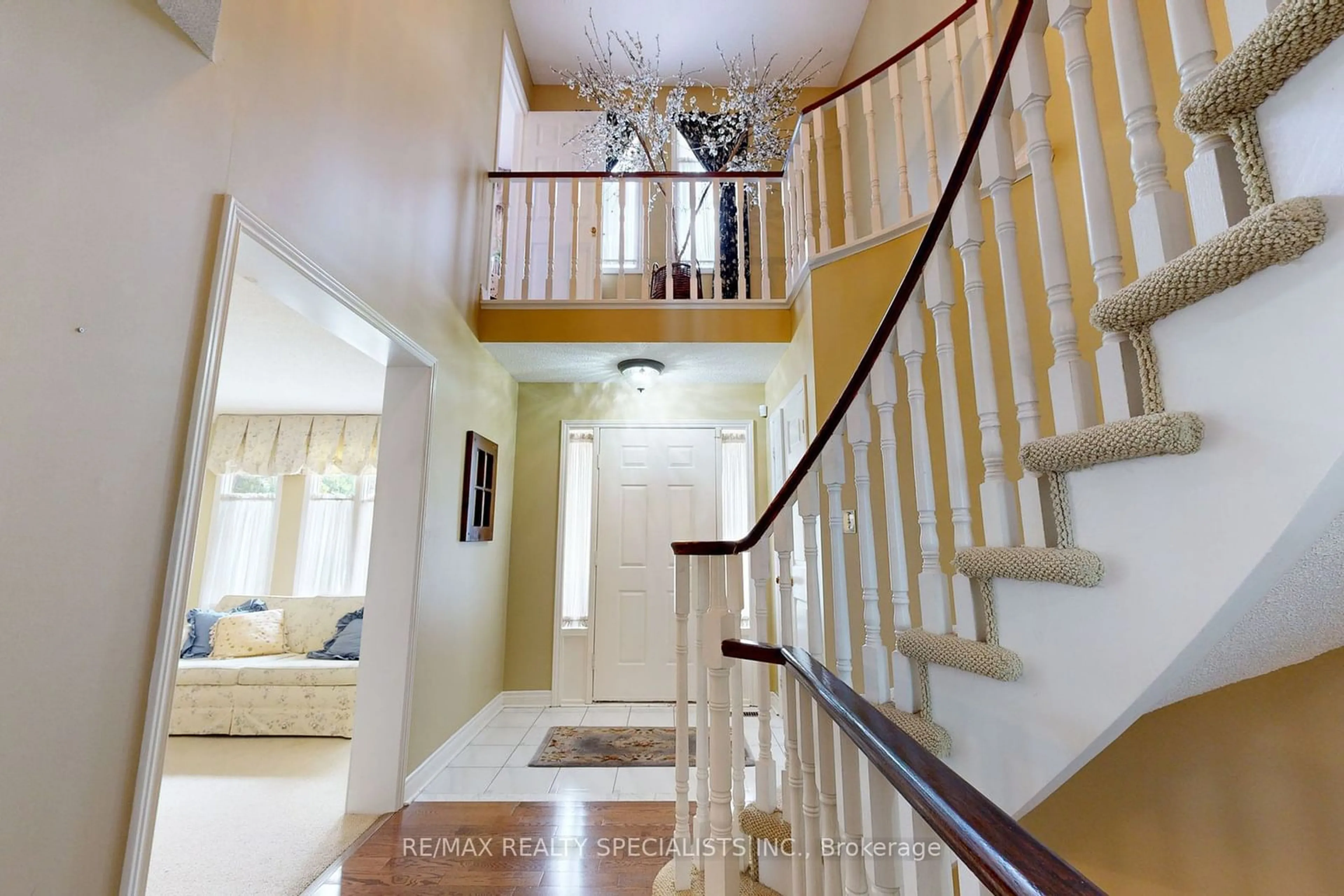 Indoor foyer for 5270 Giacco Crt, Mississauga Ontario L5M 3T1