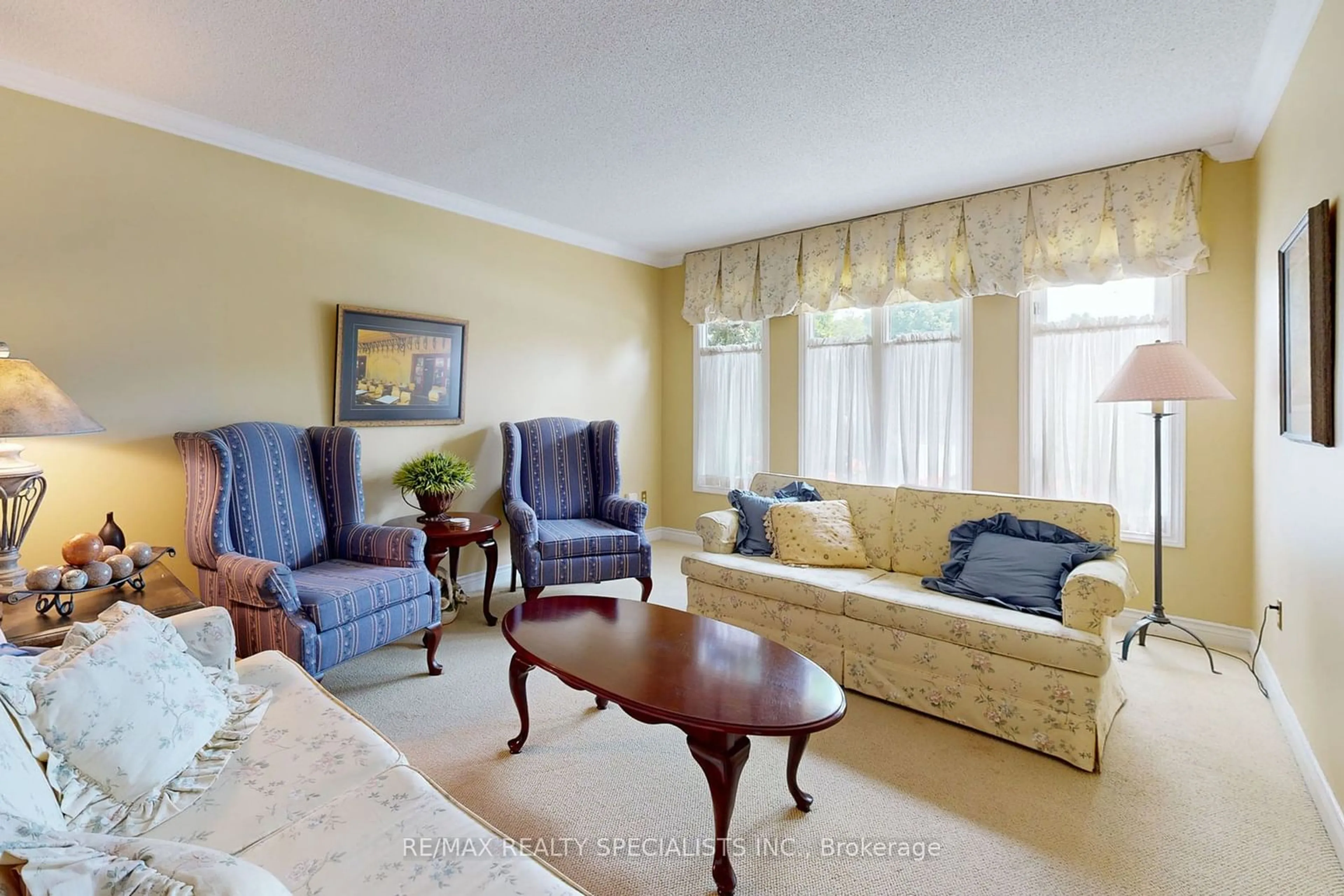 Living room with furniture, unknown for 5270 Giacco Crt, Mississauga Ontario L5M 3T1