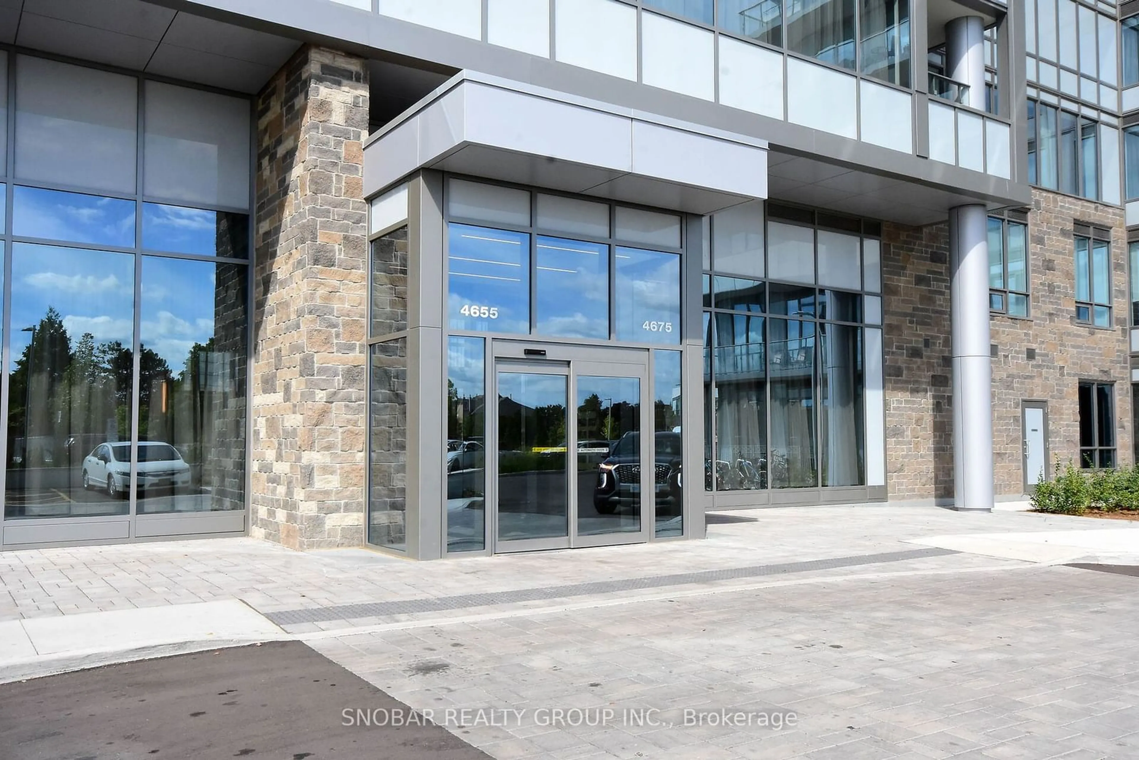 Indoor foyer for 4655 Metcalfe Ave #1104, Mississauga Ontario L5M 0Z7