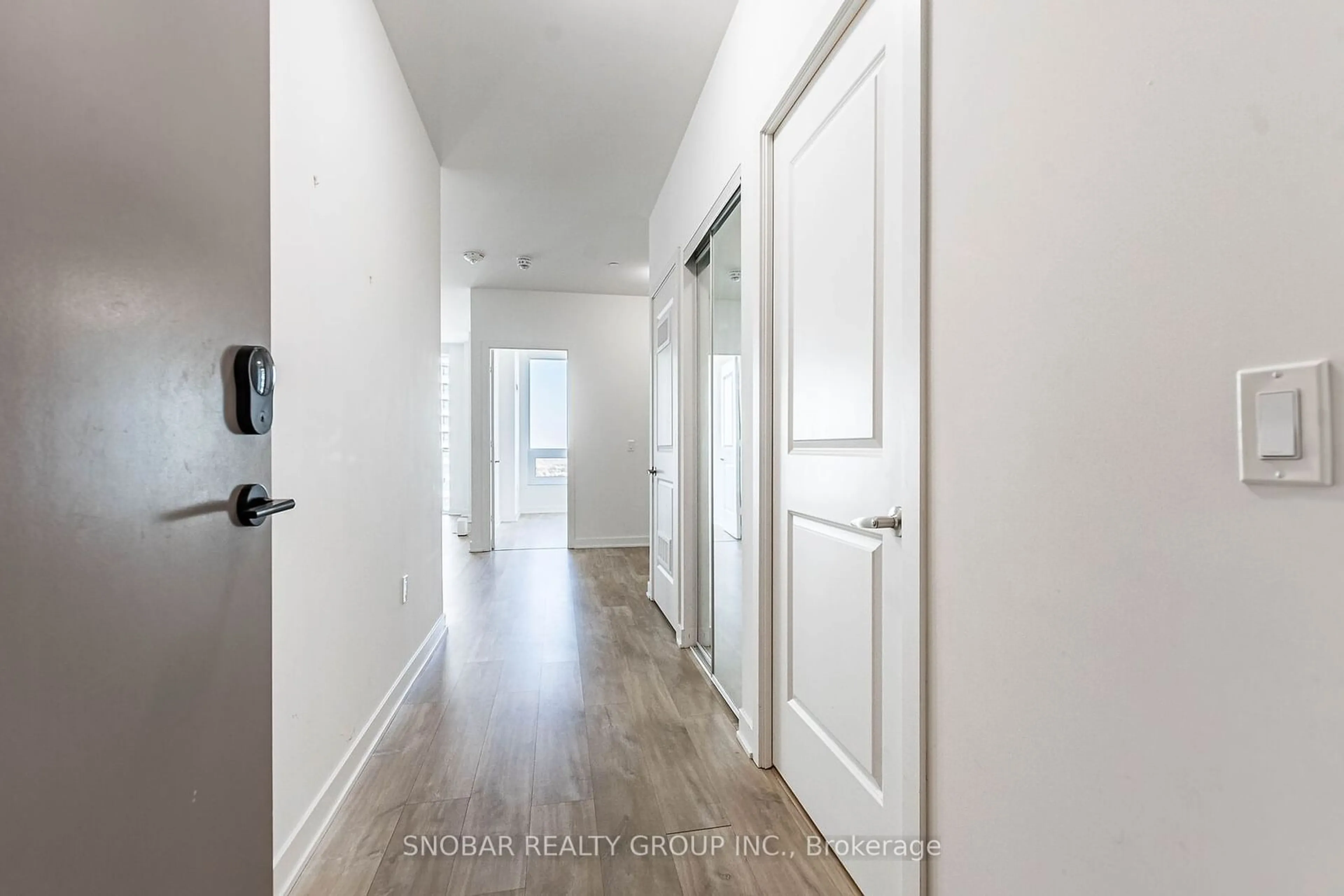 Indoor entryway for 4655 Metcalfe Ave #1104, Mississauga Ontario L5M 0Z7