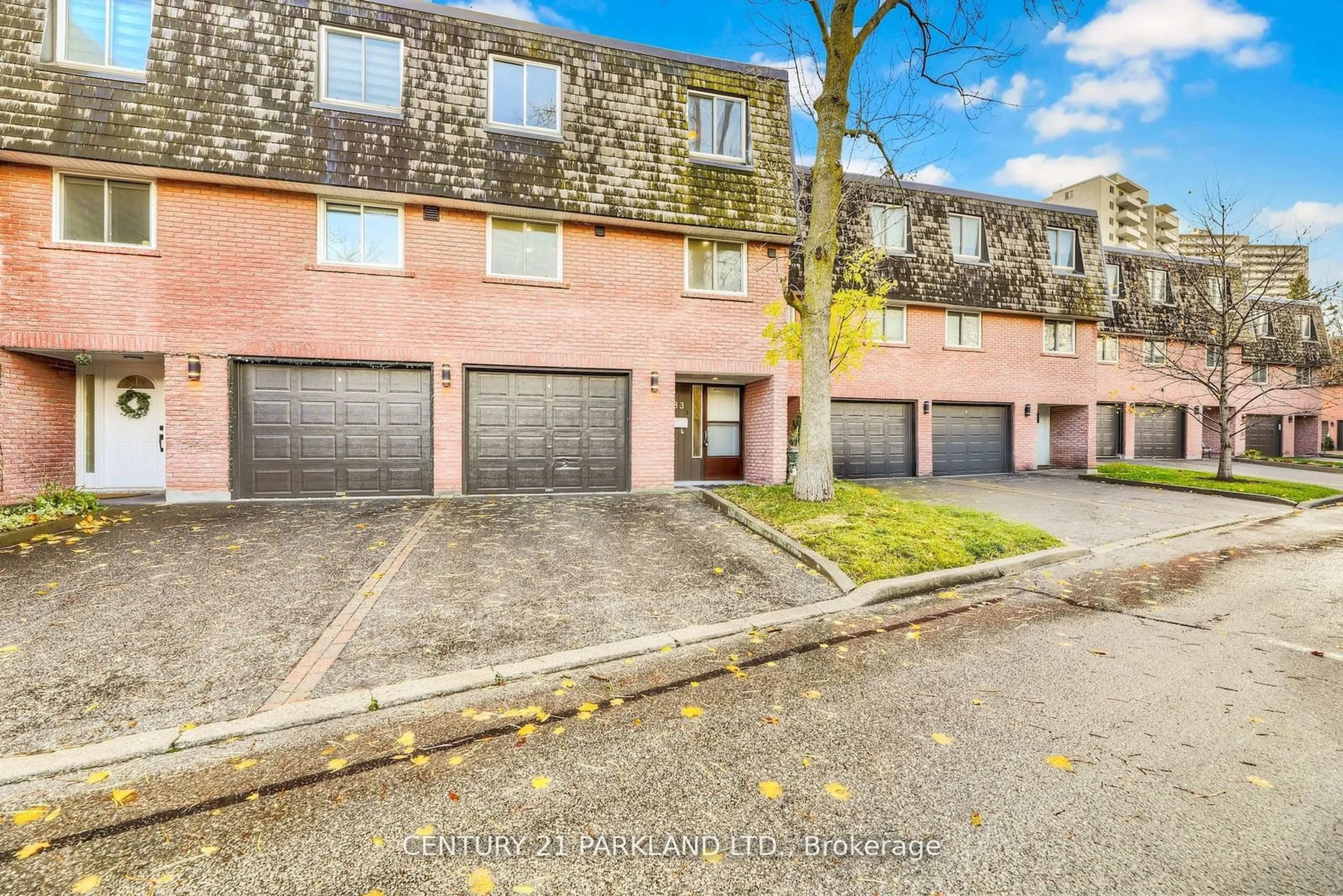 A pic from outside/outdoor area/front of a property/back of a property/a pic from drone, street for 2145 SHEROBEE Rd #83, Mississauga Ontario L5A 3G8