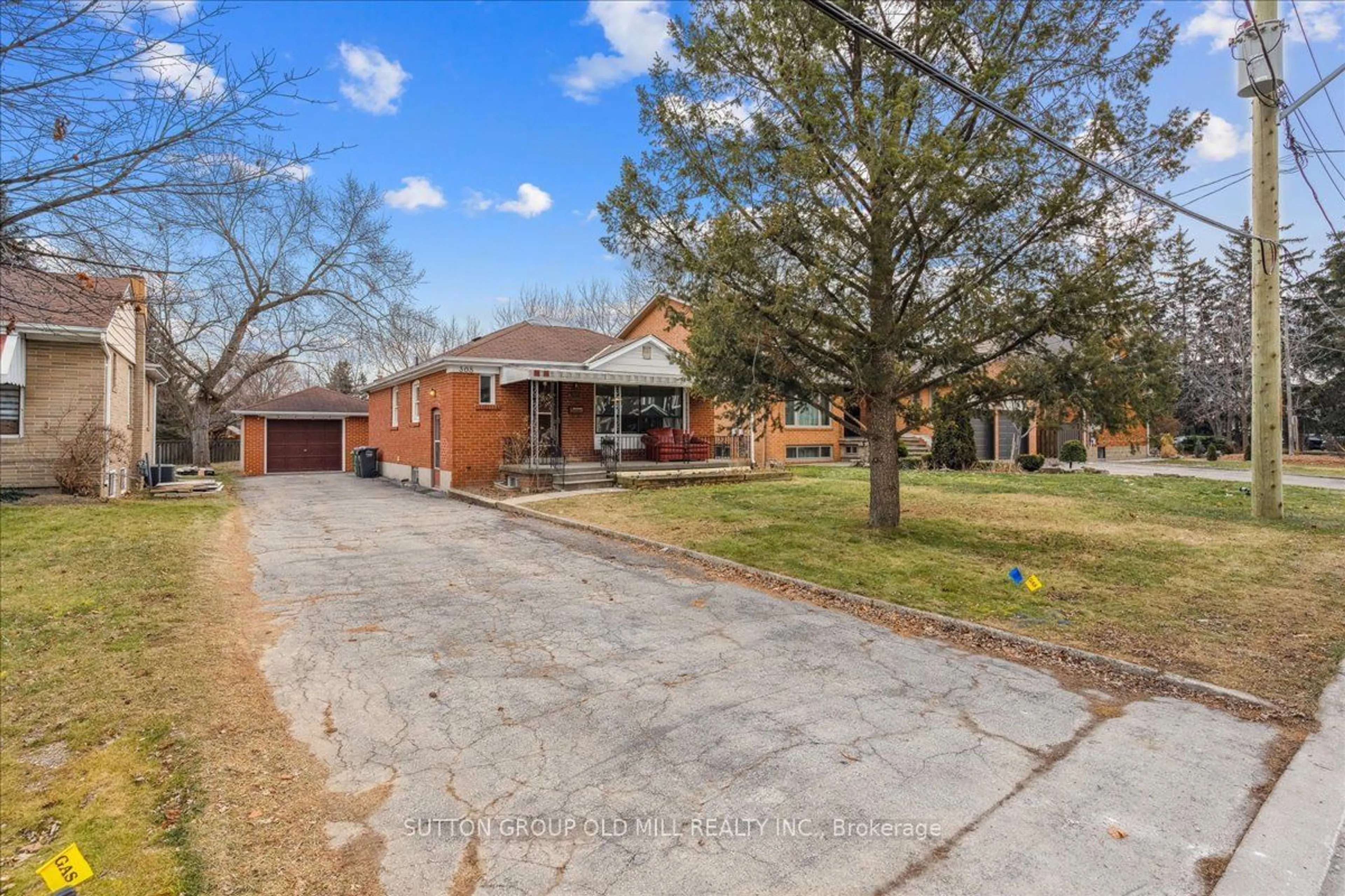 A pic from outside/outdoor area/front of a property/back of a property/a pic from drone, street for 308 Mineola Rd, Mississauga Ontario L5G 2G5