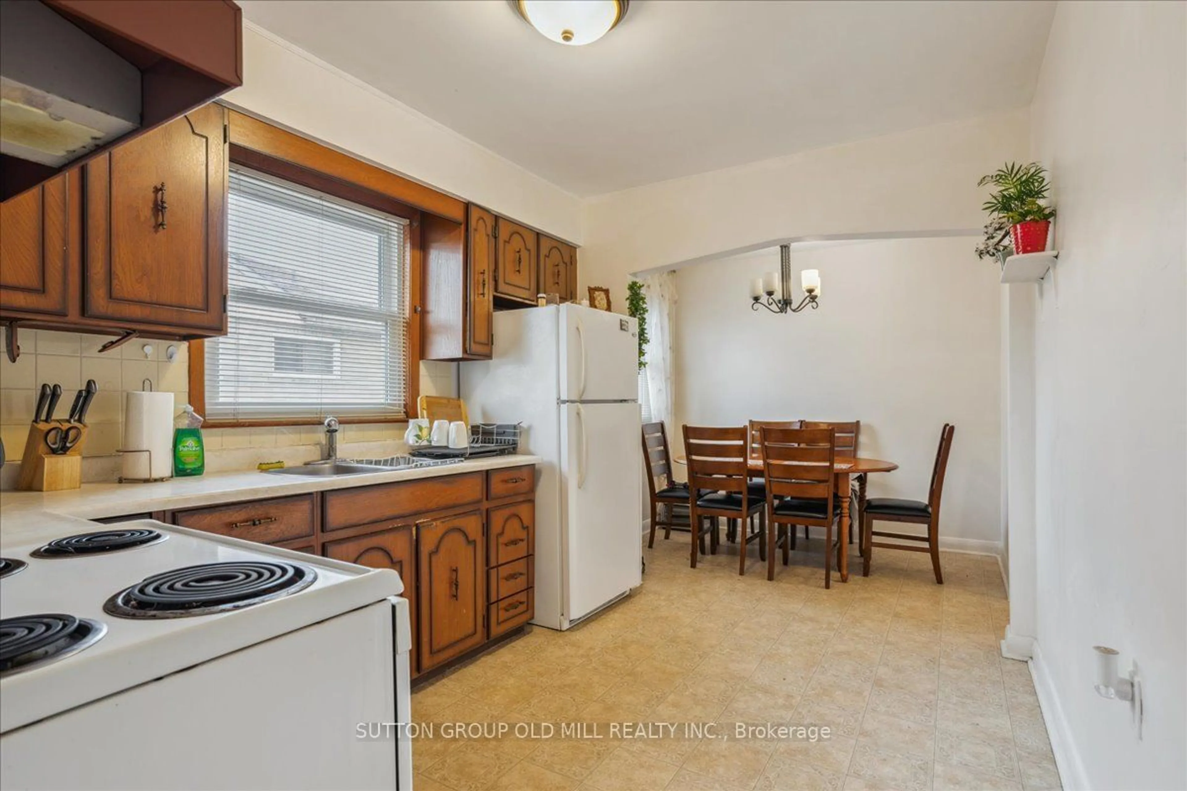 Standard kitchen, ceramic/tile floor for 308 Mineola Rd, Mississauga Ontario L5G 2G5