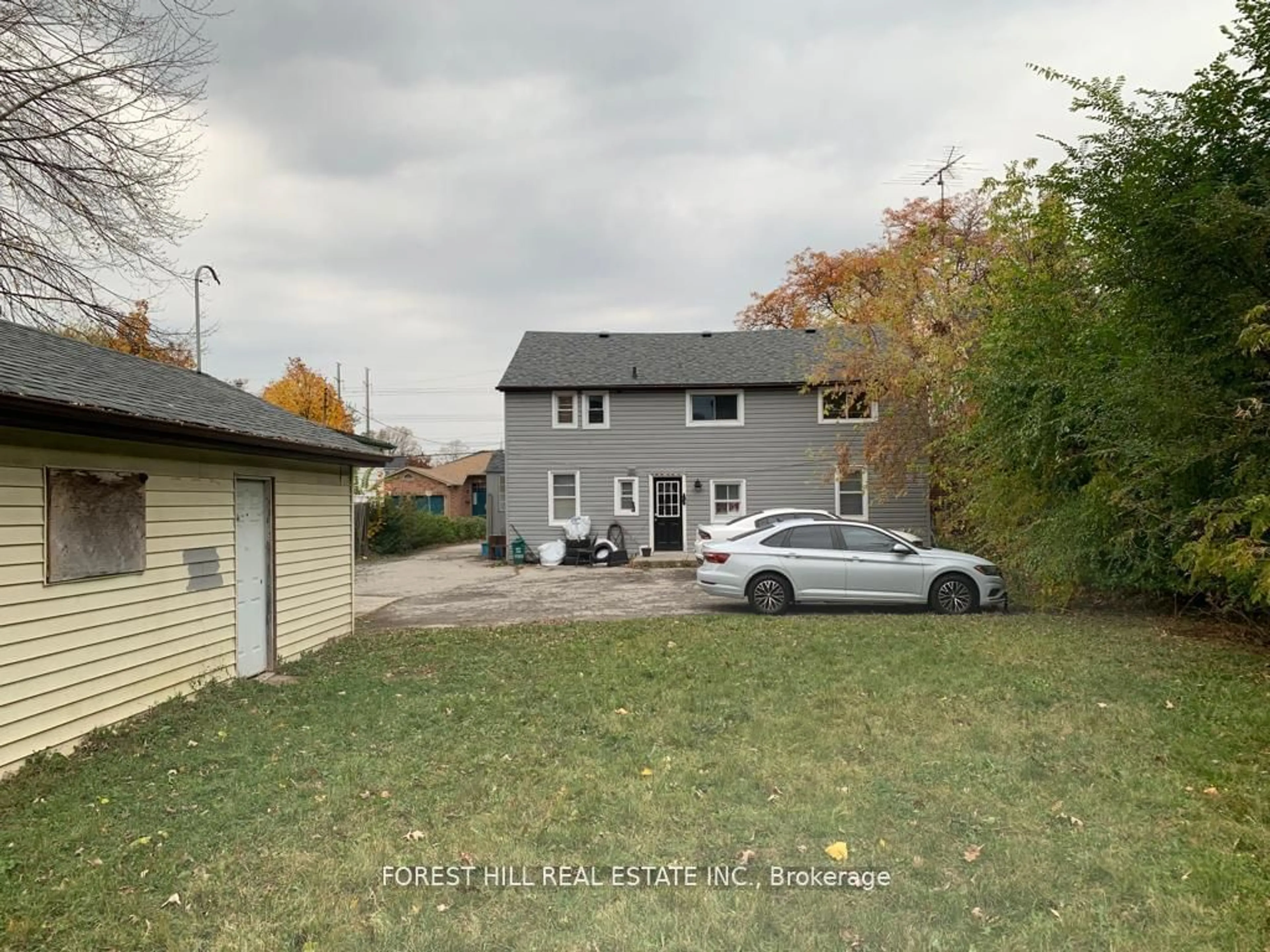 A pic from outside/outdoor area/front of a property/back of a property/a pic from drone, street for 1396 Leighland Rd, Burlington Ontario L7R 3S8