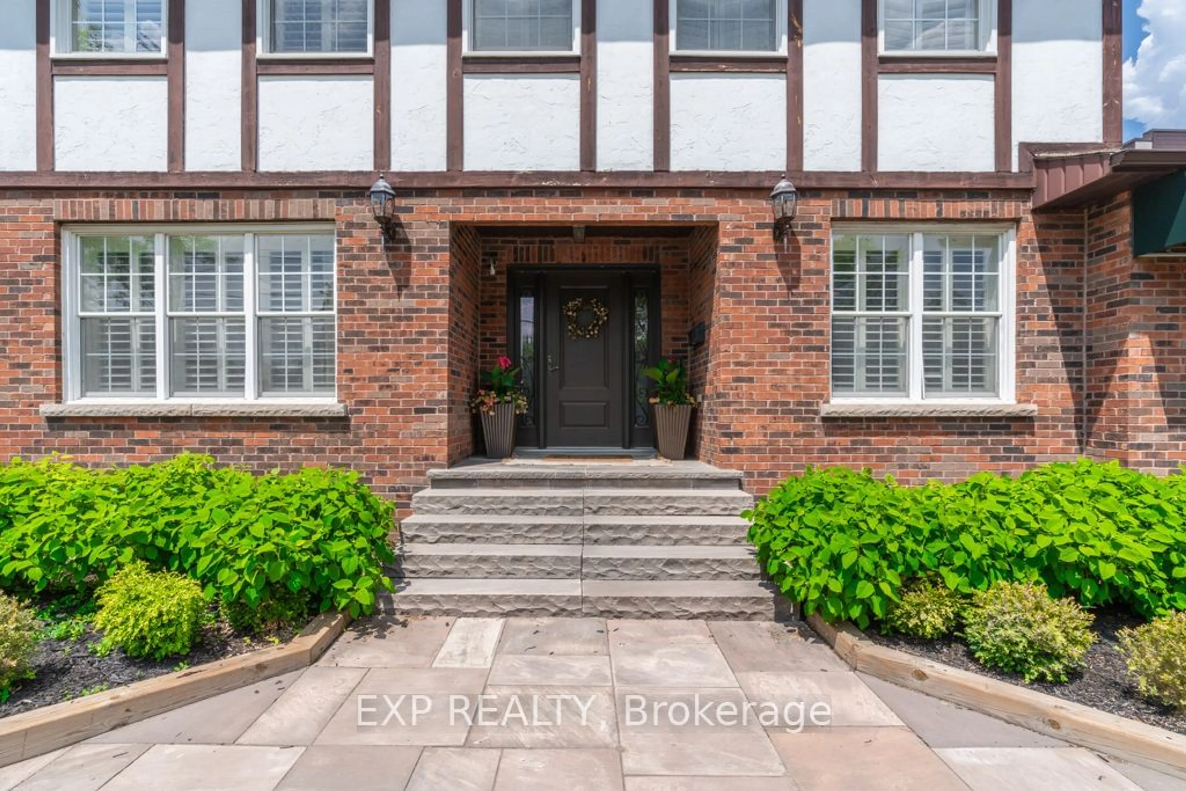 Indoor entryway for 3219 New St, Burlington Ontario L7N 1M9