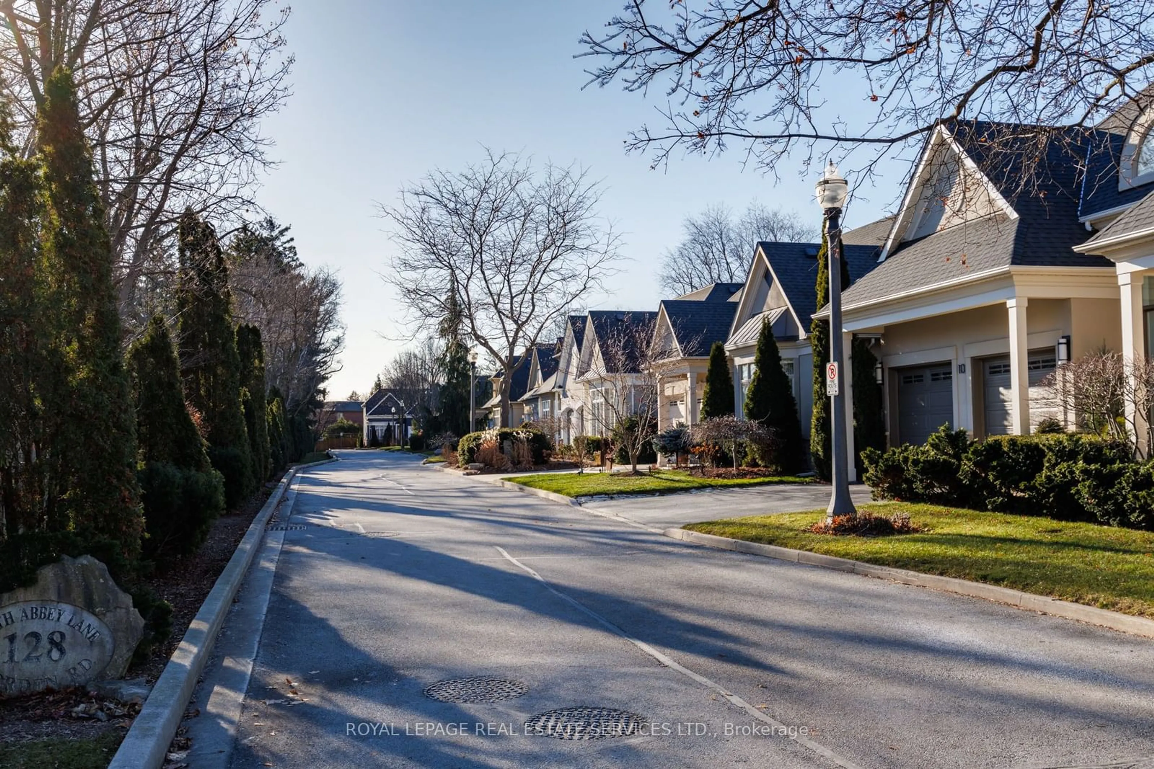 A pic from outside/outdoor area/front of a property/back of a property/a pic from drone, street for 128 Morden Rd #2, Oakville Ontario L6K 2R9