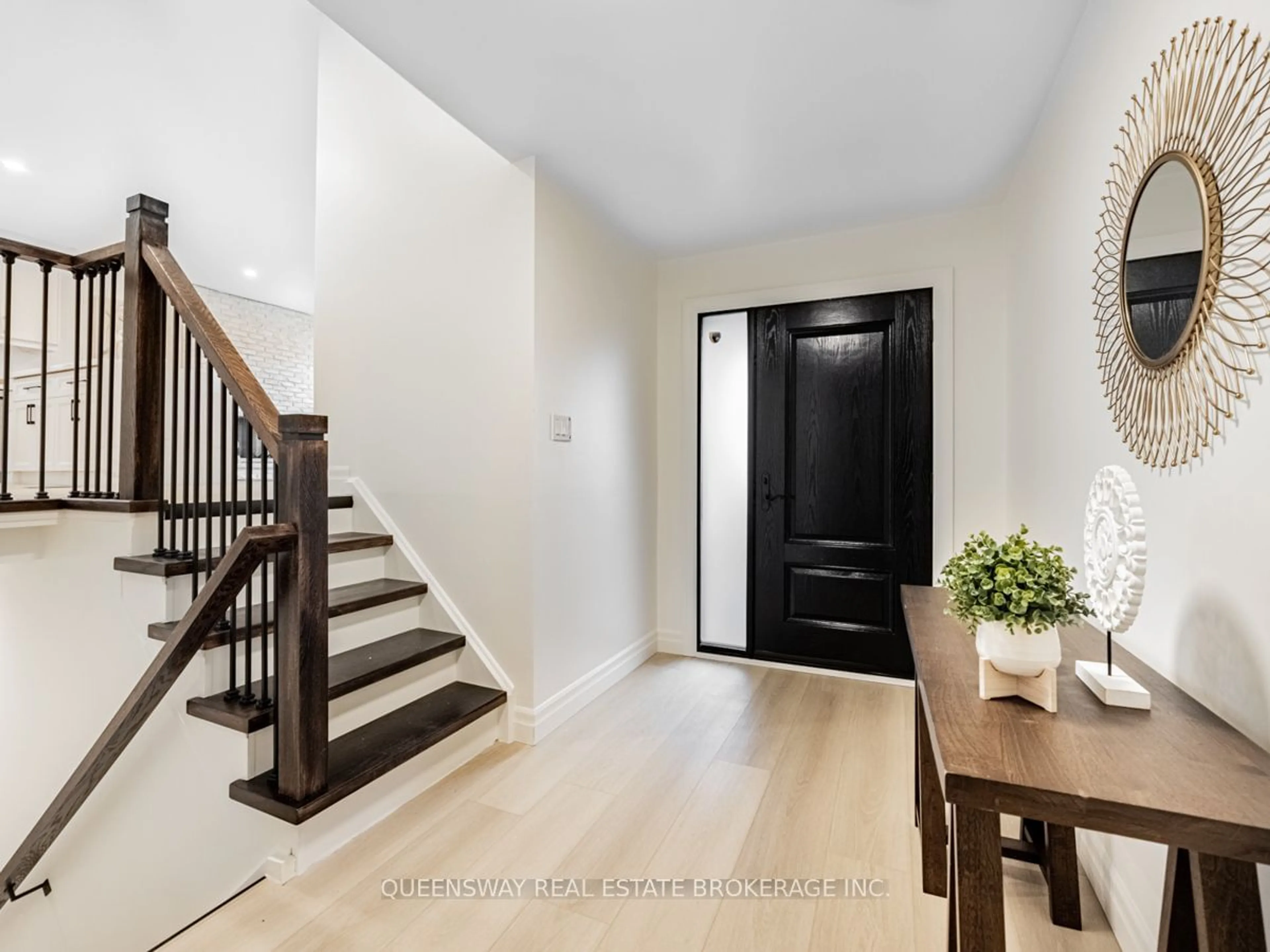 Indoor entryway for 2223 Urwin Cres, Oakville Ontario L6L 2T3