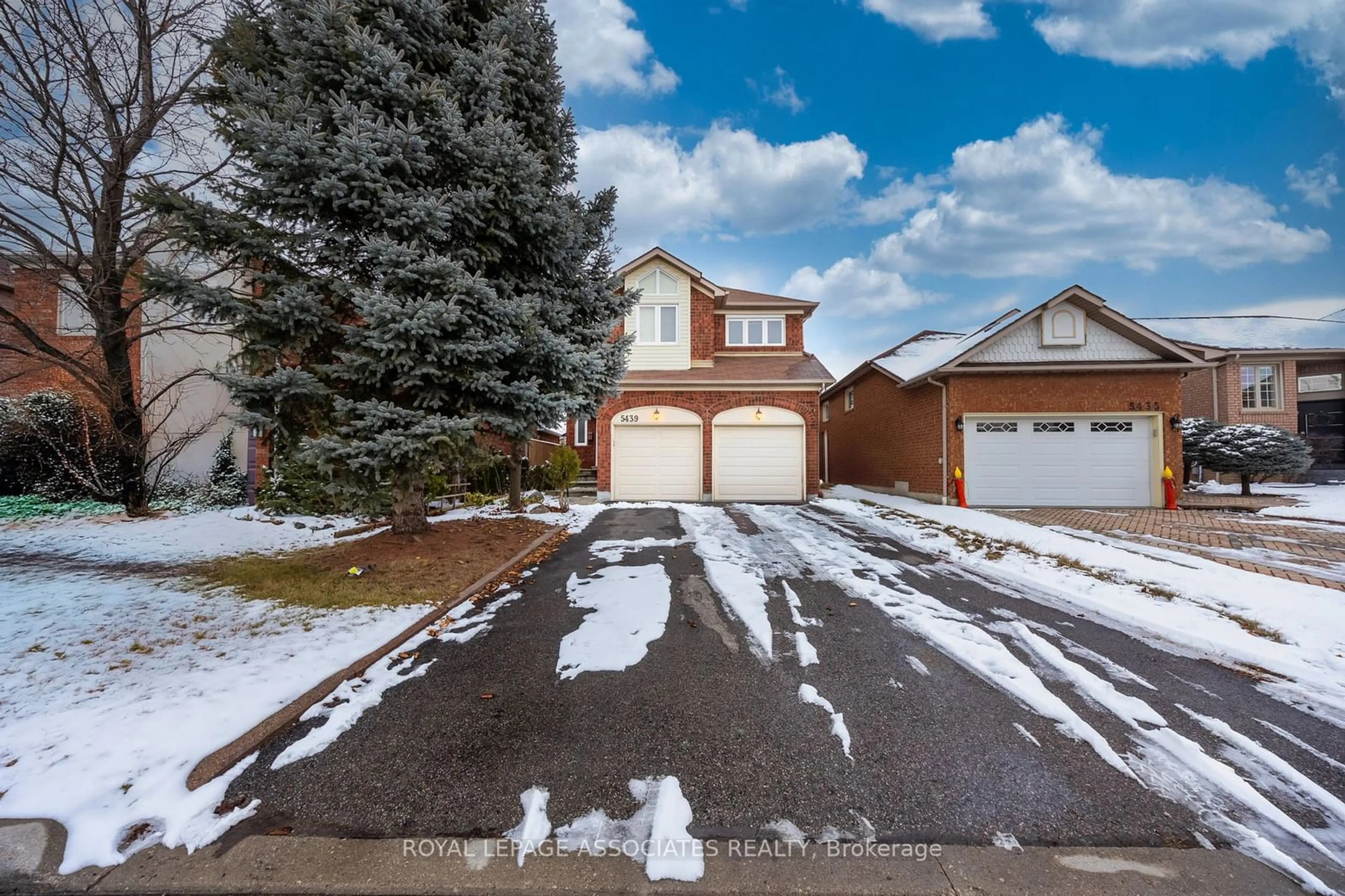 A pic from outside/outdoor area/front of a property/back of a property/a pic from drone, street for 5439 Razorbill Crt, Mississauga Ontario L5V 2C9