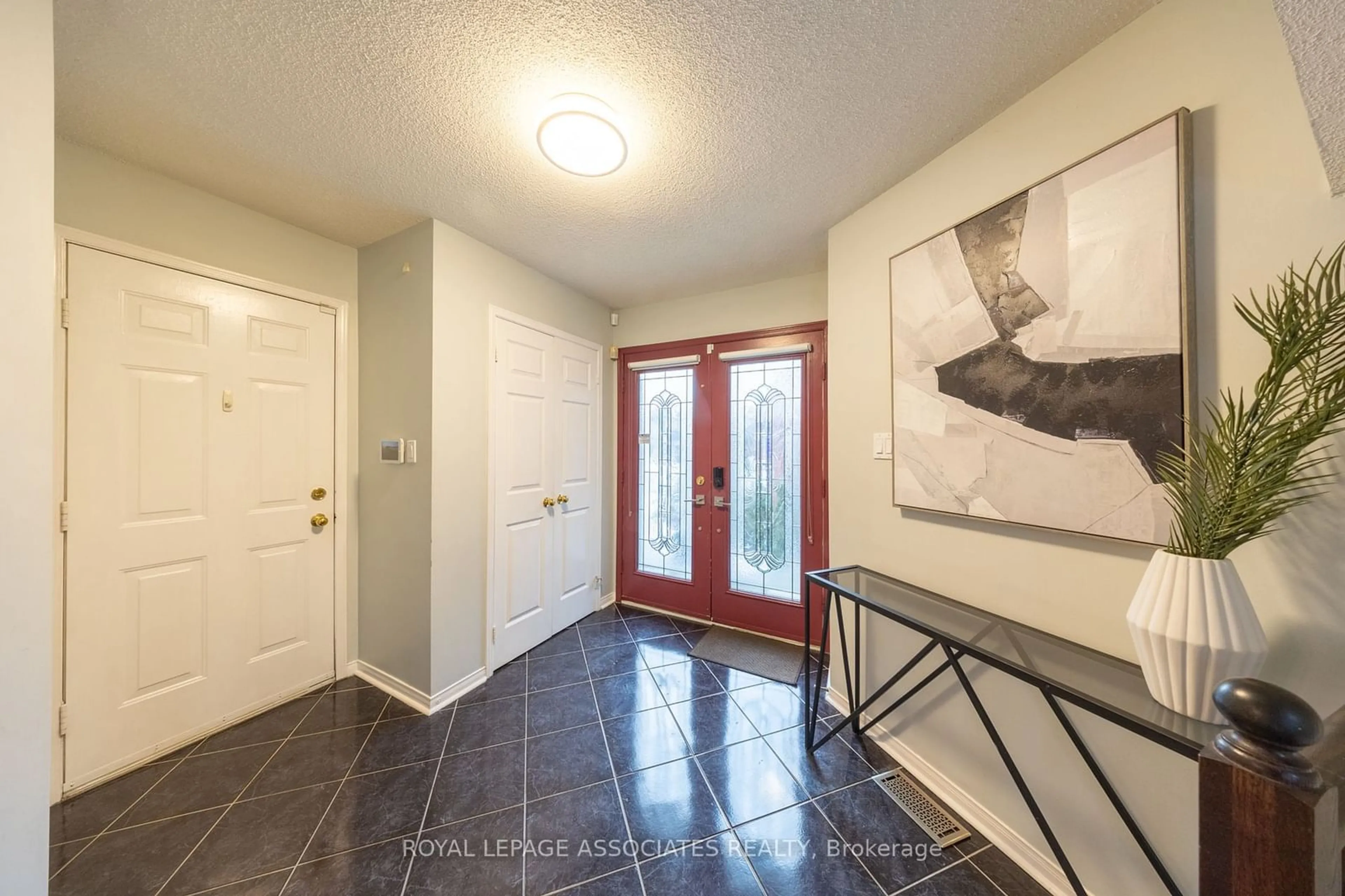 Indoor entryway for 5439 Razorbill Crt, Mississauga Ontario L5V 2C9