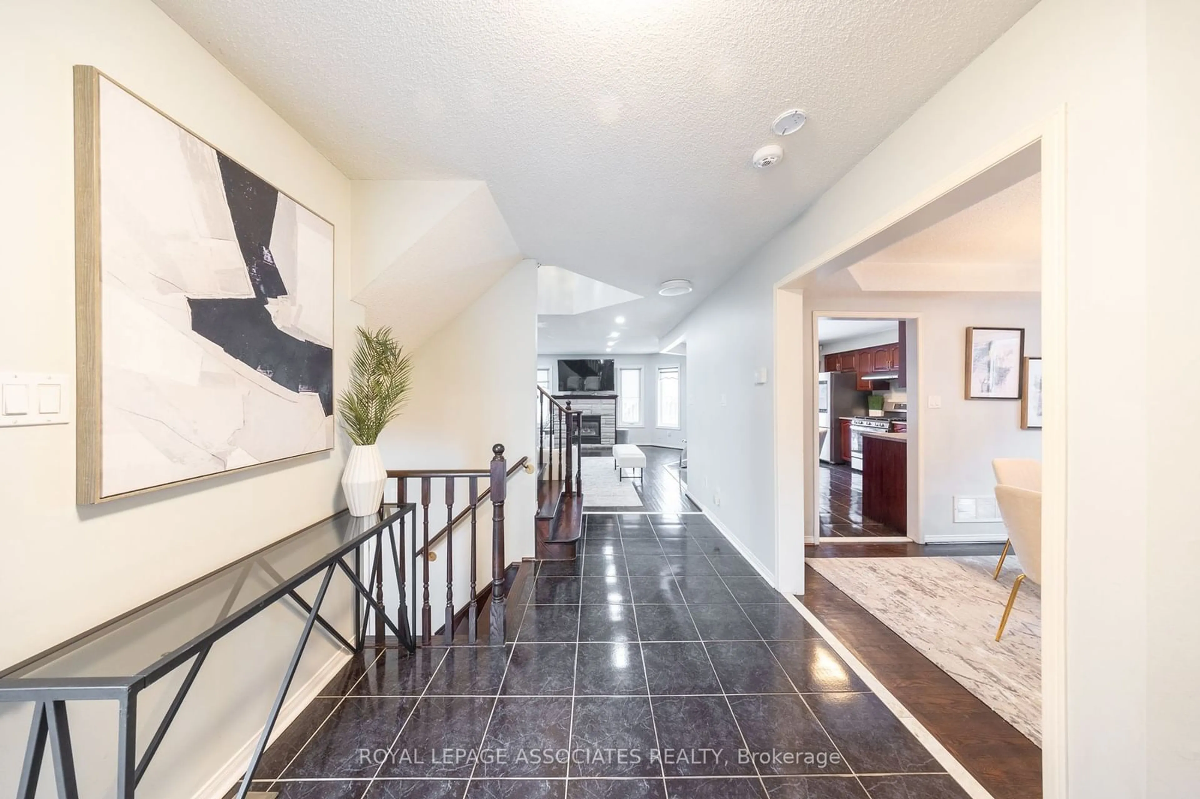 Indoor foyer for 5439 Razorbill Crt, Mississauga Ontario L5V 2C9