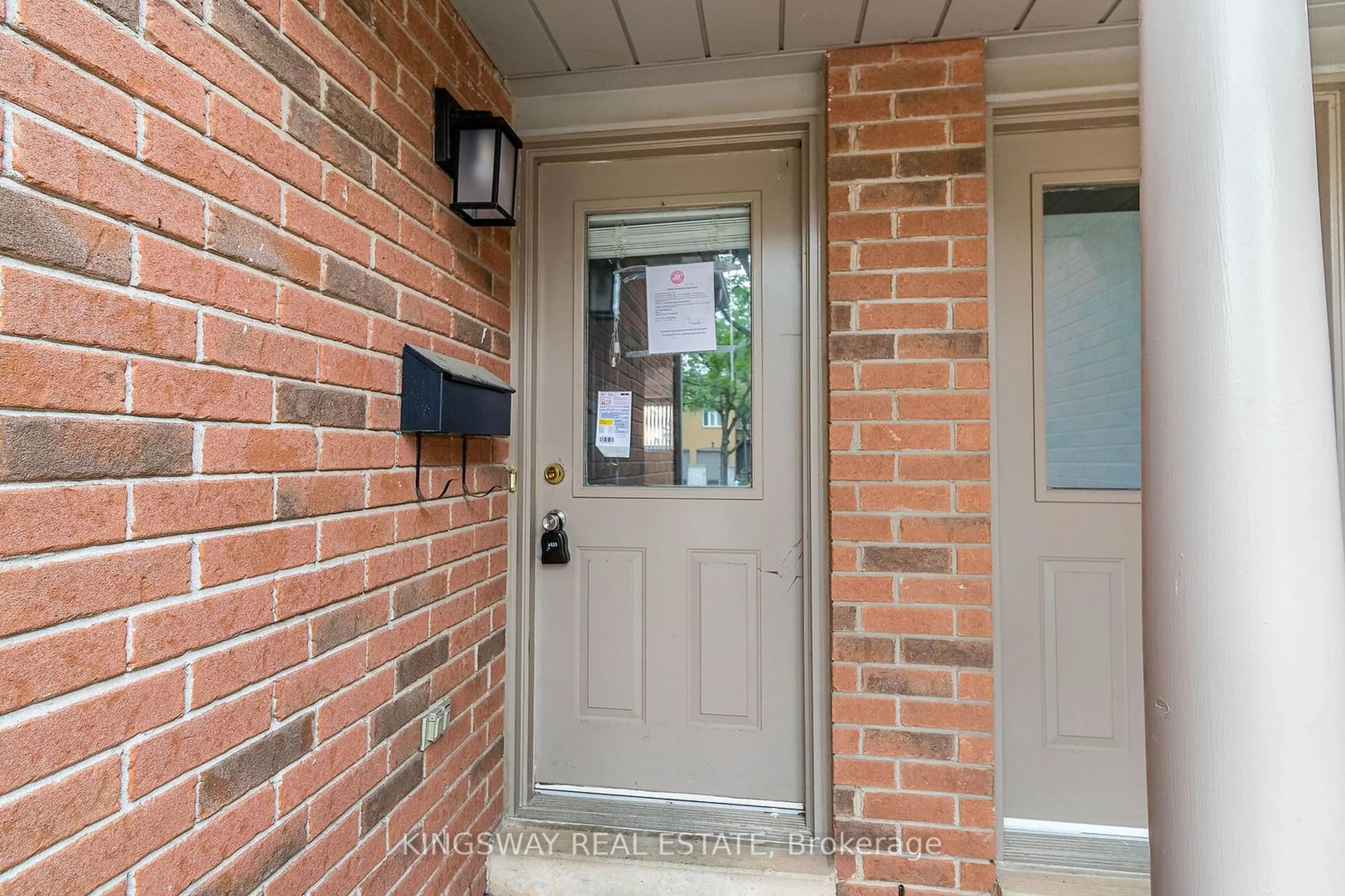 Indoor entryway for 2920 Headon Forest Dr #11, Burlington Ontario L7M 3Z7