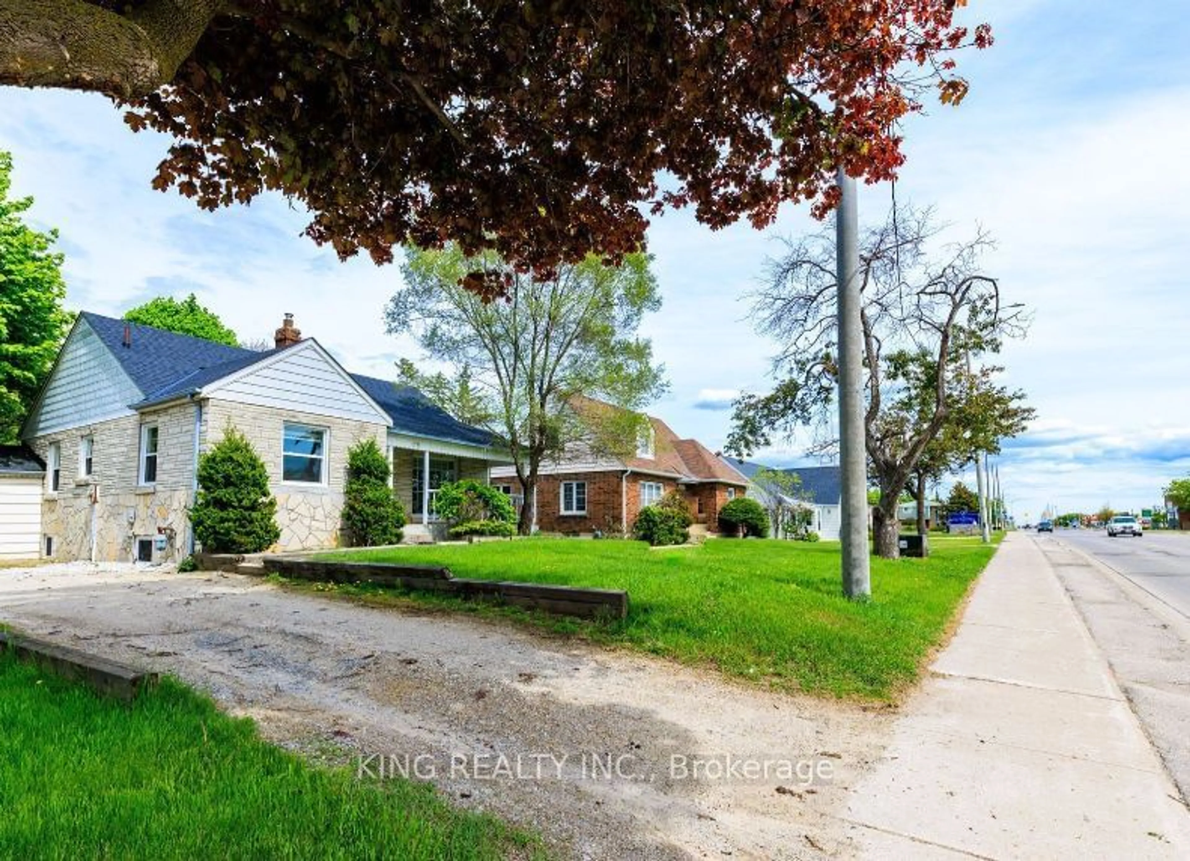 A pic from outside/outdoor area/front of a property/back of a property/a pic from drone, street for 179 Queen St, Caledon Ontario L7E 2C6