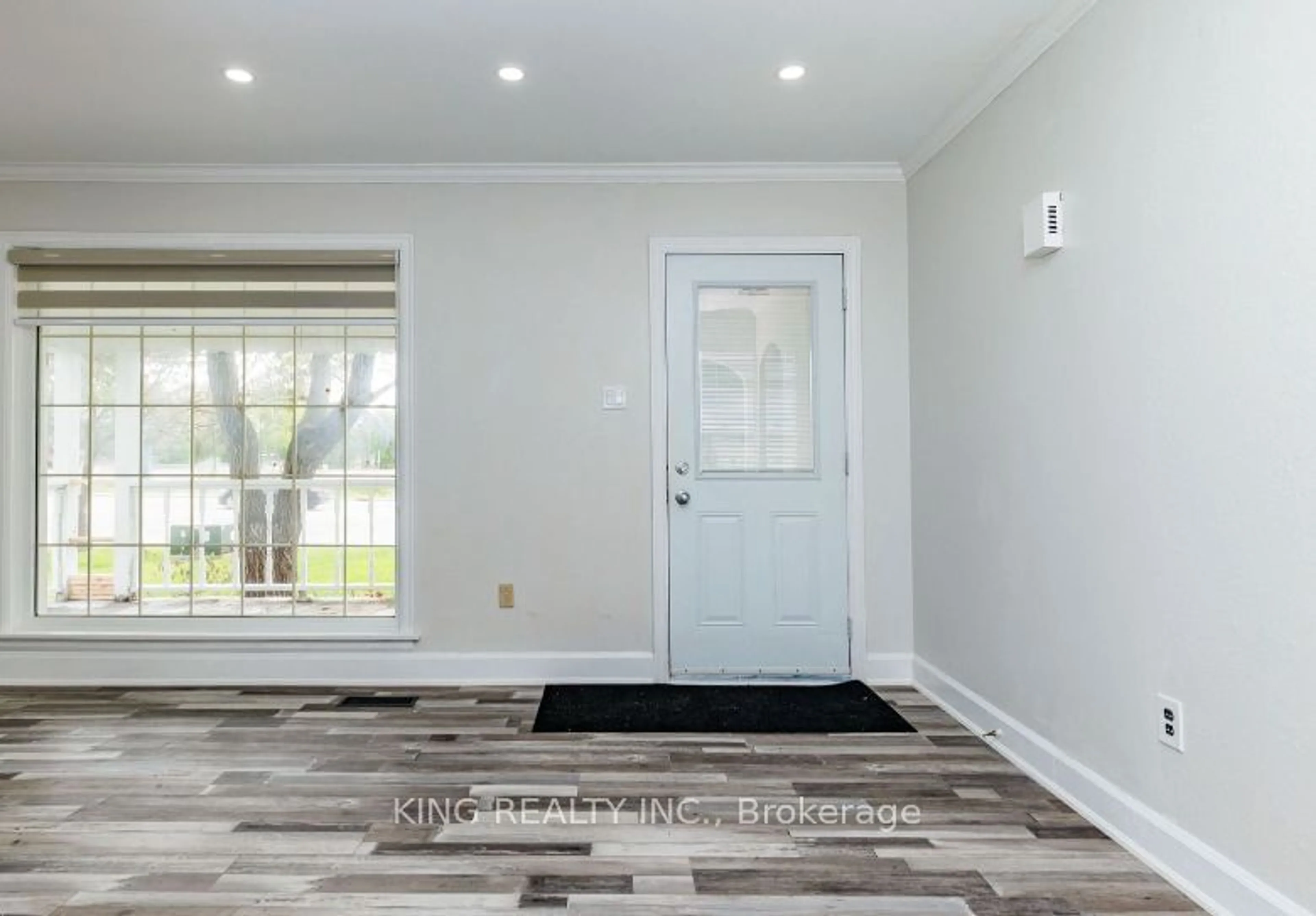 Indoor entryway for 179 Queen St, Caledon Ontario L7E 2C6