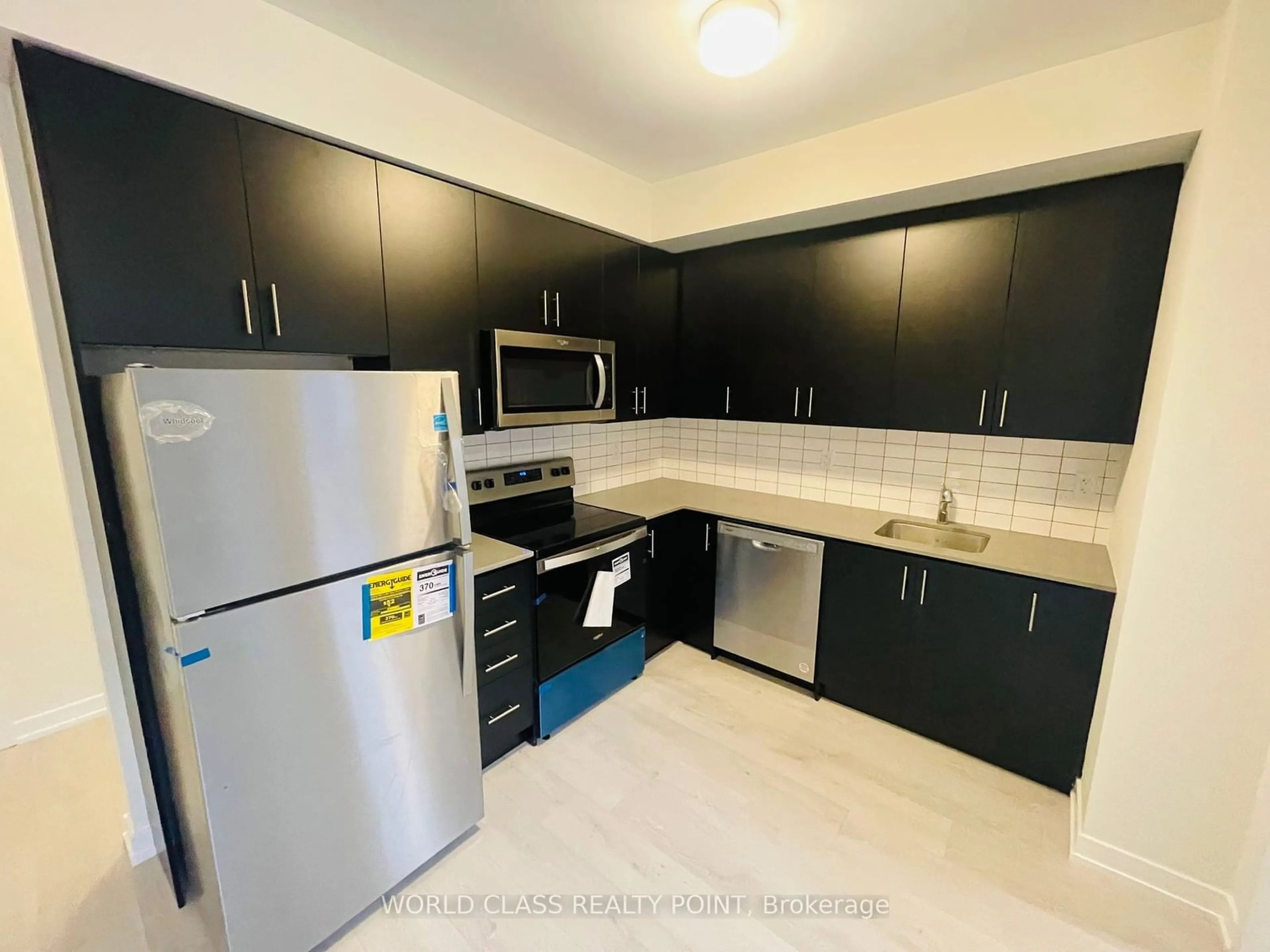 Standard kitchen, ceramic/tile floor for 3546 Colonial Dr #33, Mississauga Ontario L5L 0C1