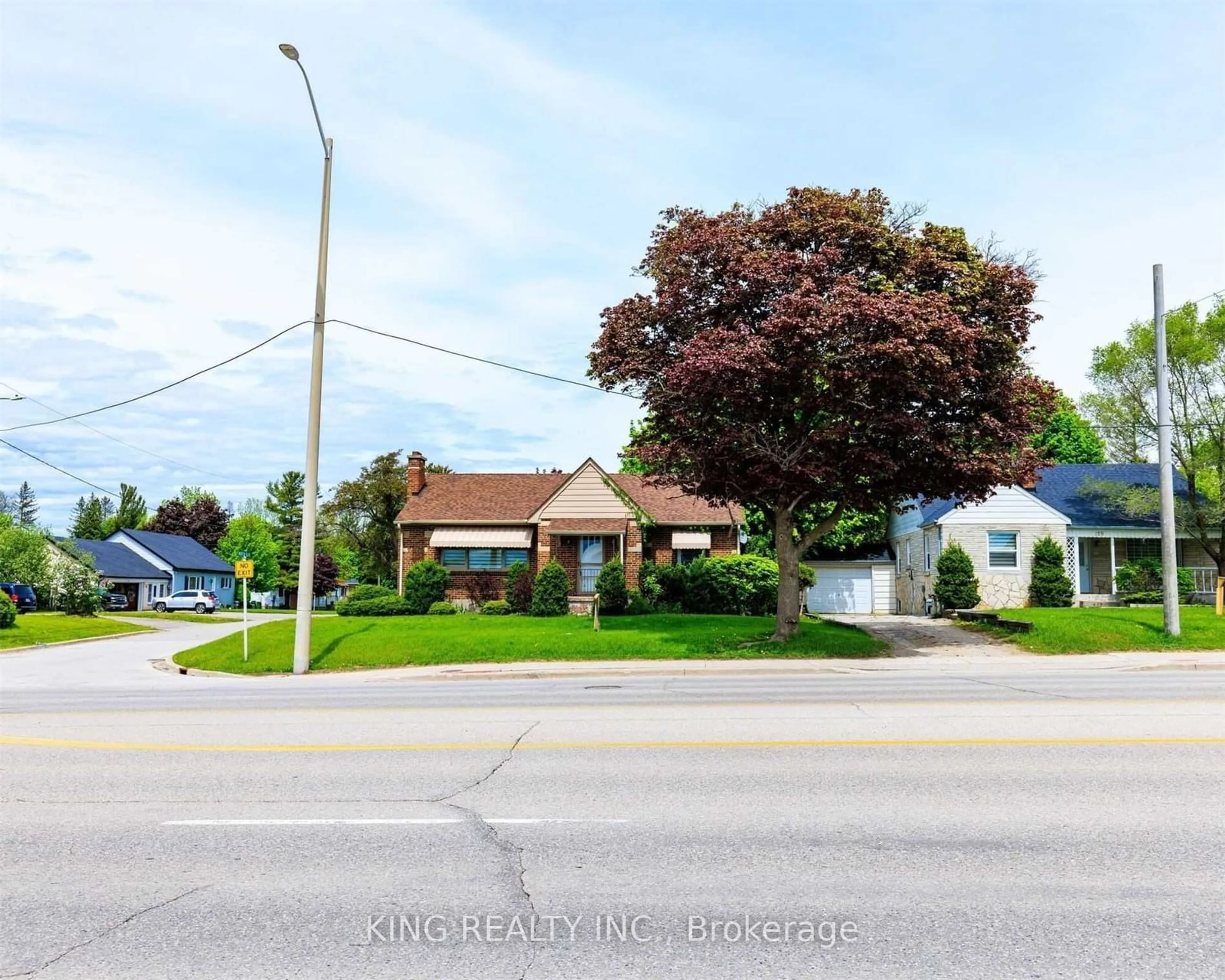 A pic from outside/outdoor area/front of a property/back of a property/a pic from drone, street for 173 Queen St, Caledon Ontario L7E 2C6