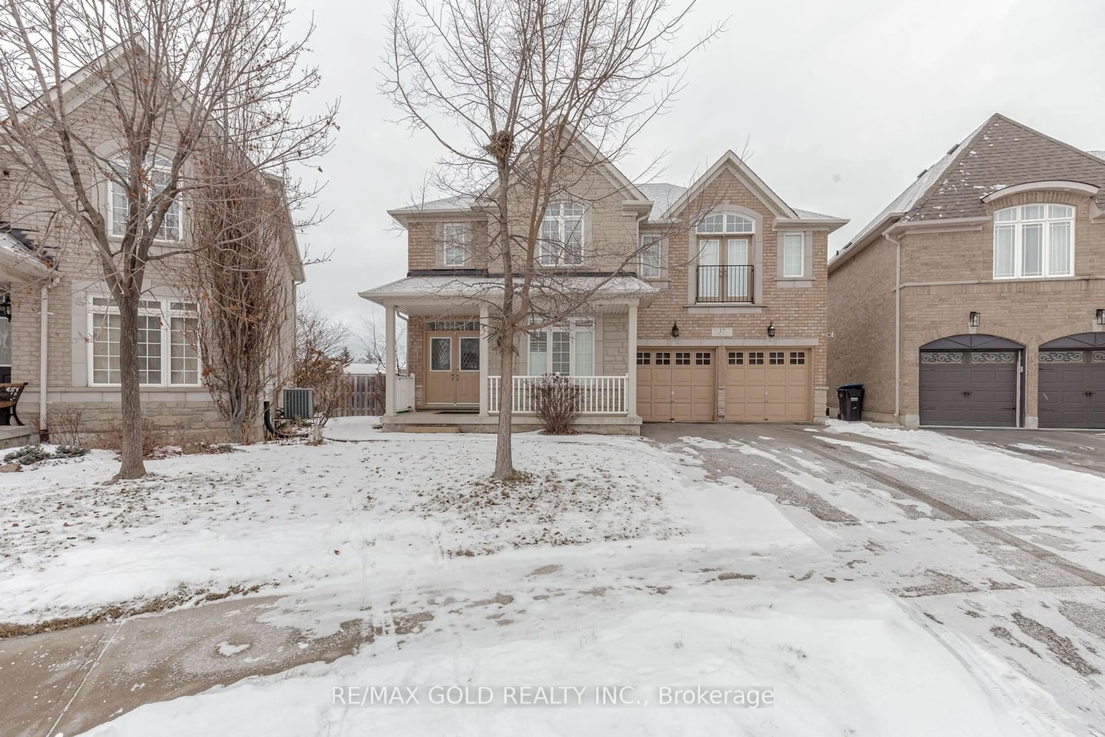 A pic from outside/outdoor area/front of a property/back of a property/a pic from drone, street for 37 DELMONICO Rd, Brampton Ontario L6P 2W8