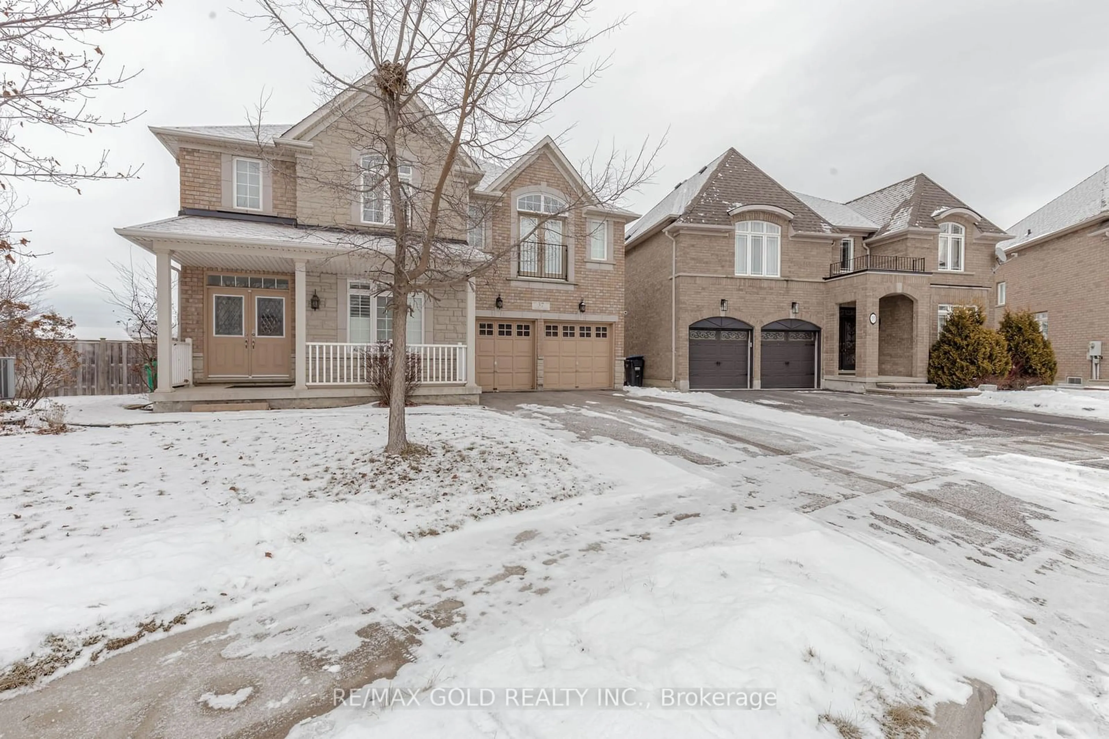 A pic from outside/outdoor area/front of a property/back of a property/a pic from drone, street for 37 DELMONICO Rd, Brampton Ontario L6P 2W8