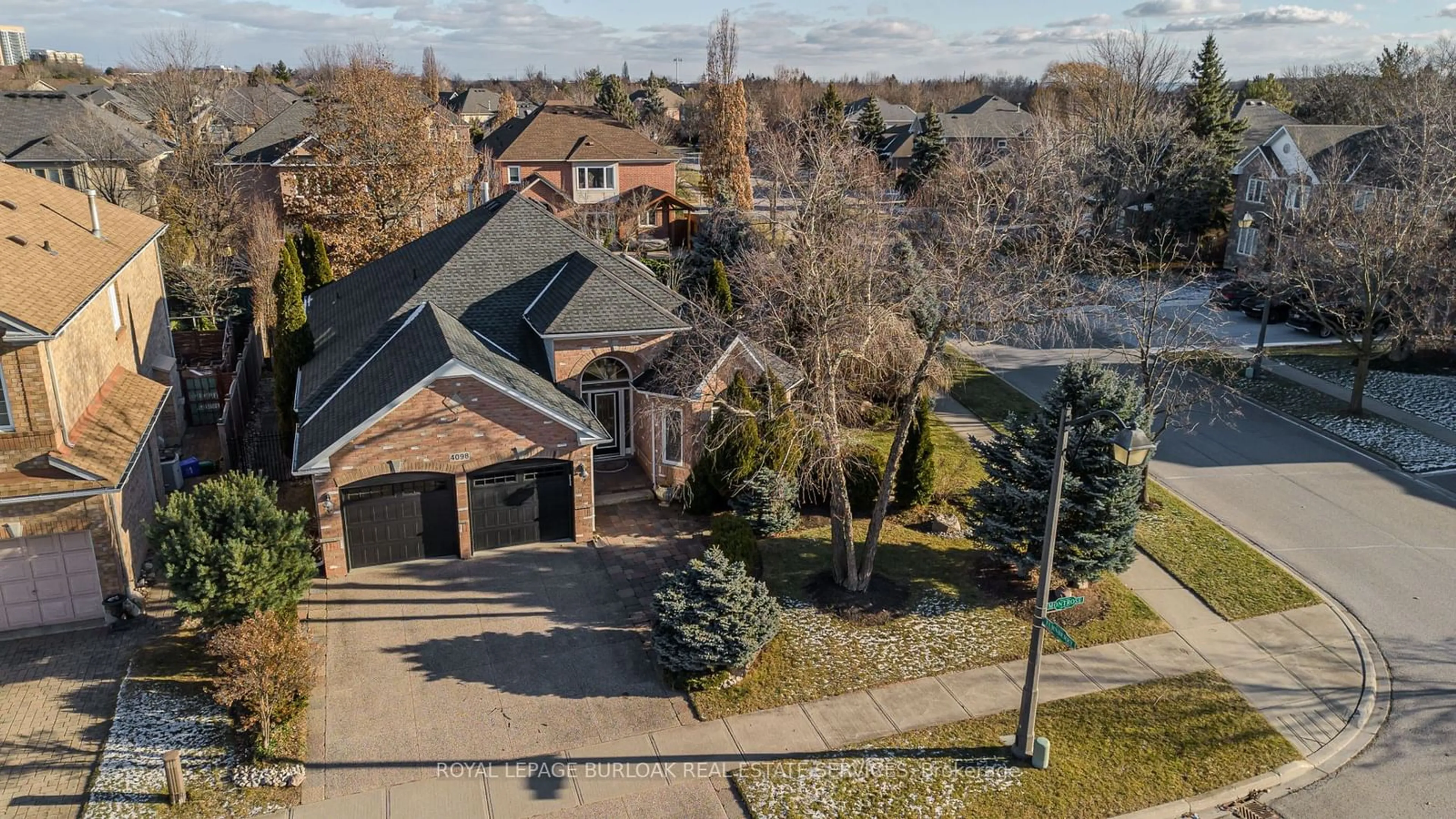 A pic from outside/outdoor area/front of a property/back of a property/a pic from drone, street for 4098 Montrose Cres, Burlington Ontario L7M 4J4