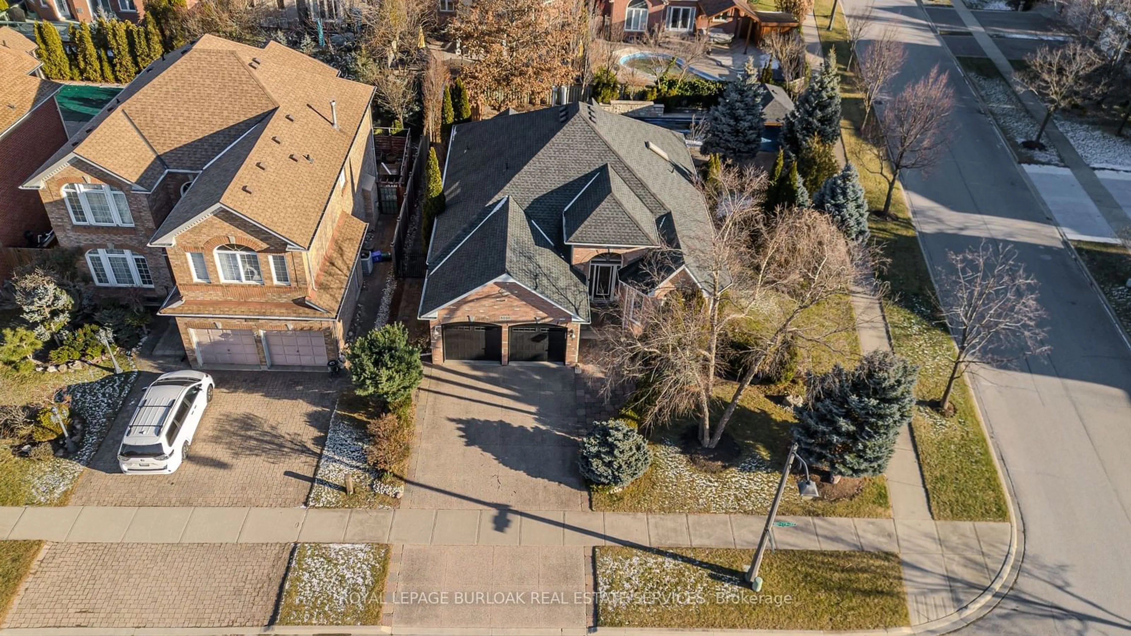 A pic from outside/outdoor area/front of a property/back of a property/a pic from drone, street for 4098 Montrose Cres, Burlington Ontario L7M 4J4