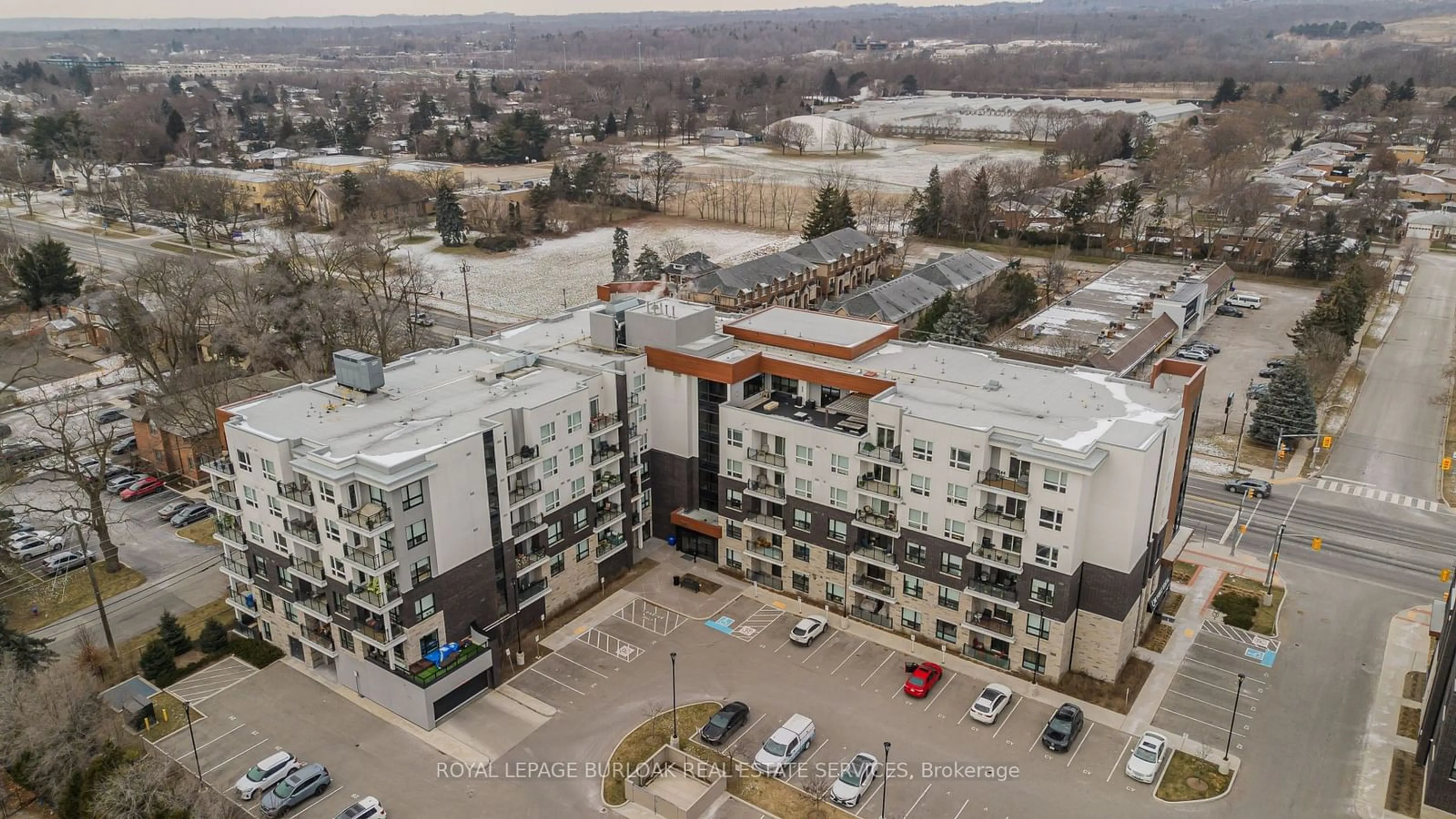 A pic from outside/outdoor area/front of a property/back of a property/a pic from drone, building for 320 Plains Rd #517, Burlington Ontario L7T 0C1