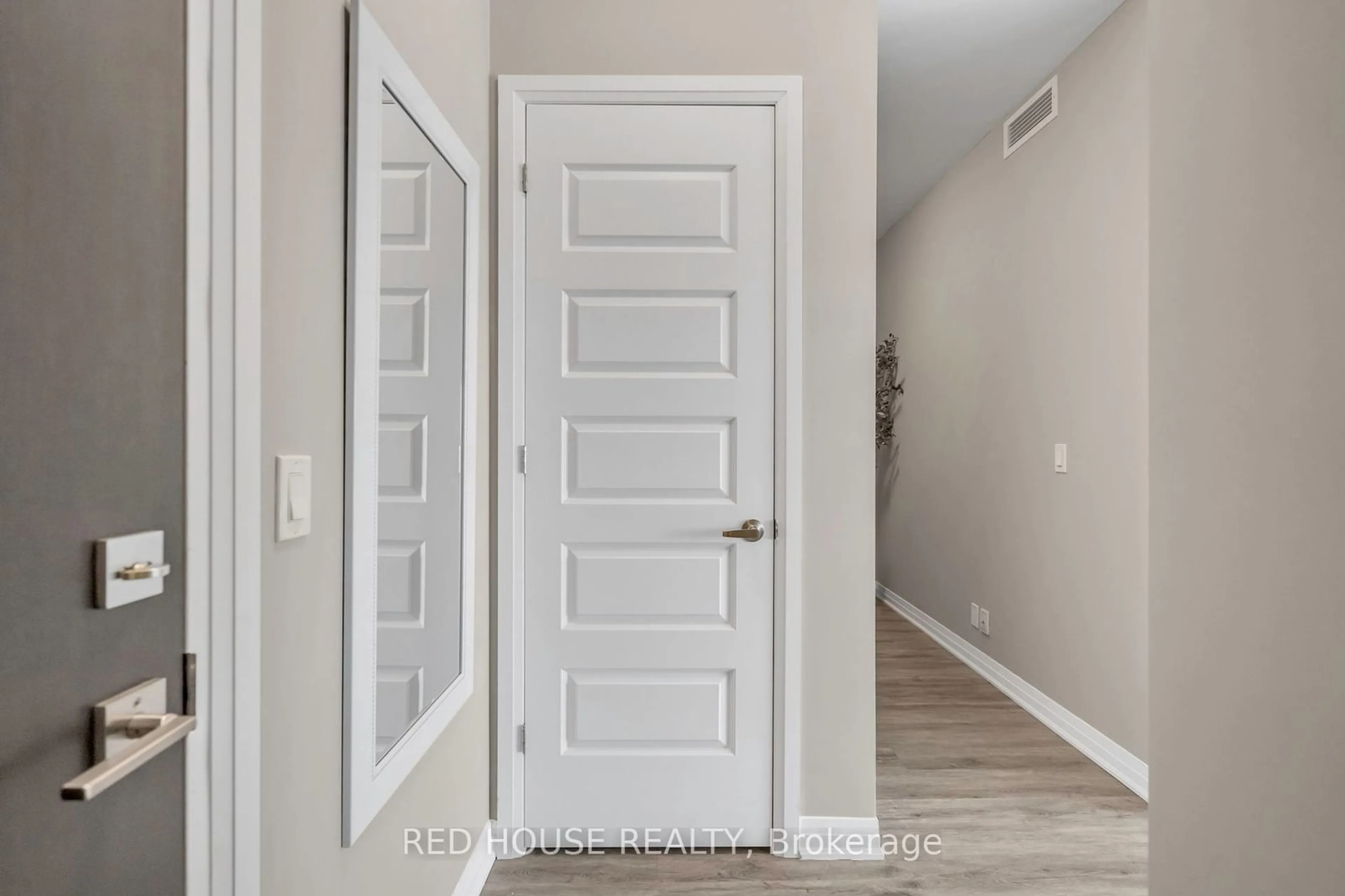 Indoor entryway for 102 Grovewood Common #324, Oakville Ontario L6H 0X2