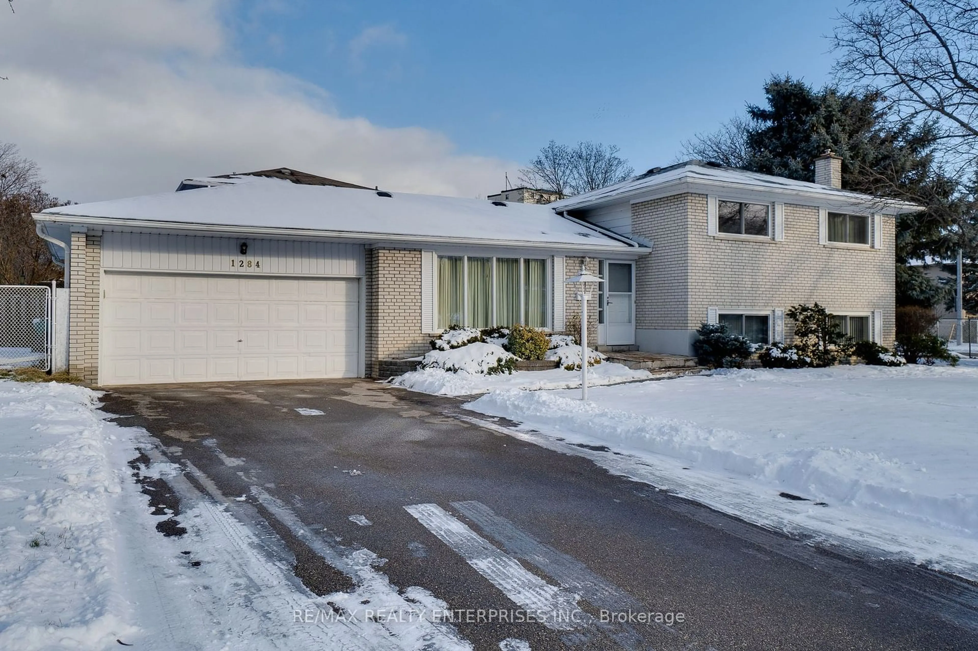 A pic from outside/outdoor area/front of a property/back of a property/a pic from drone, street for 1284 Fairdale Dr, Mississauga Ontario L5C 1K5