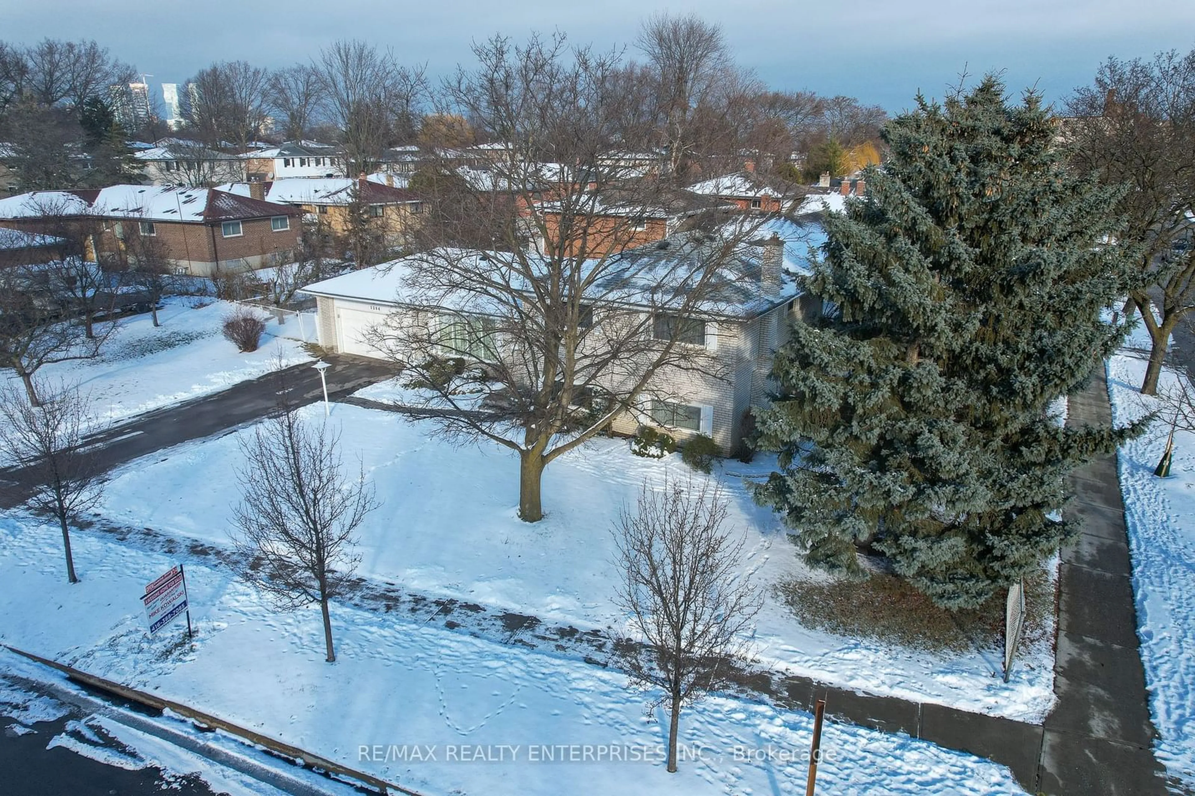 A pic from outside/outdoor area/front of a property/back of a property/a pic from drone, city buildings view from balcony for 1284 Fairdale Dr, Mississauga Ontario L5C 1K5