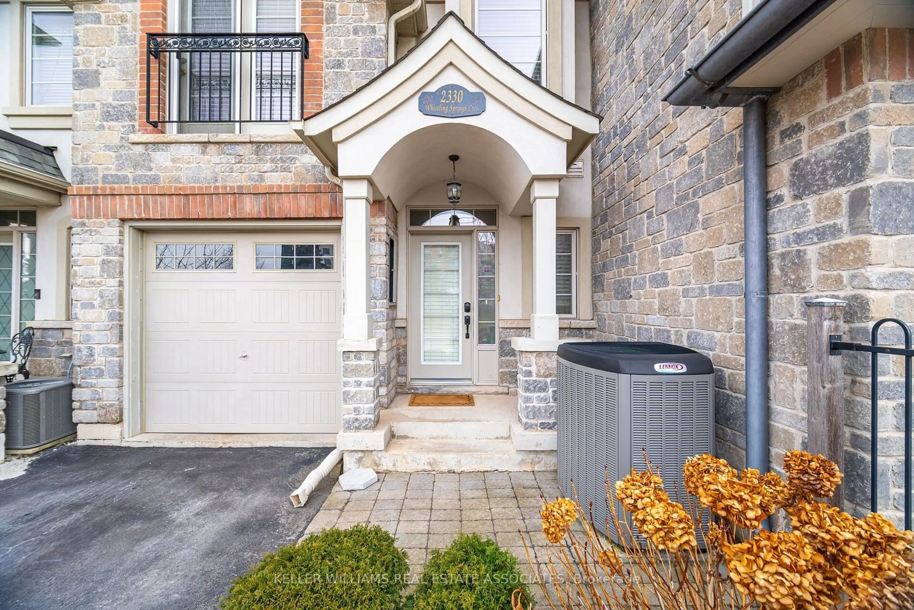 Indoor entryway for 2330 Whistling Springs Cres, Oakville Ontario L6M 0C3