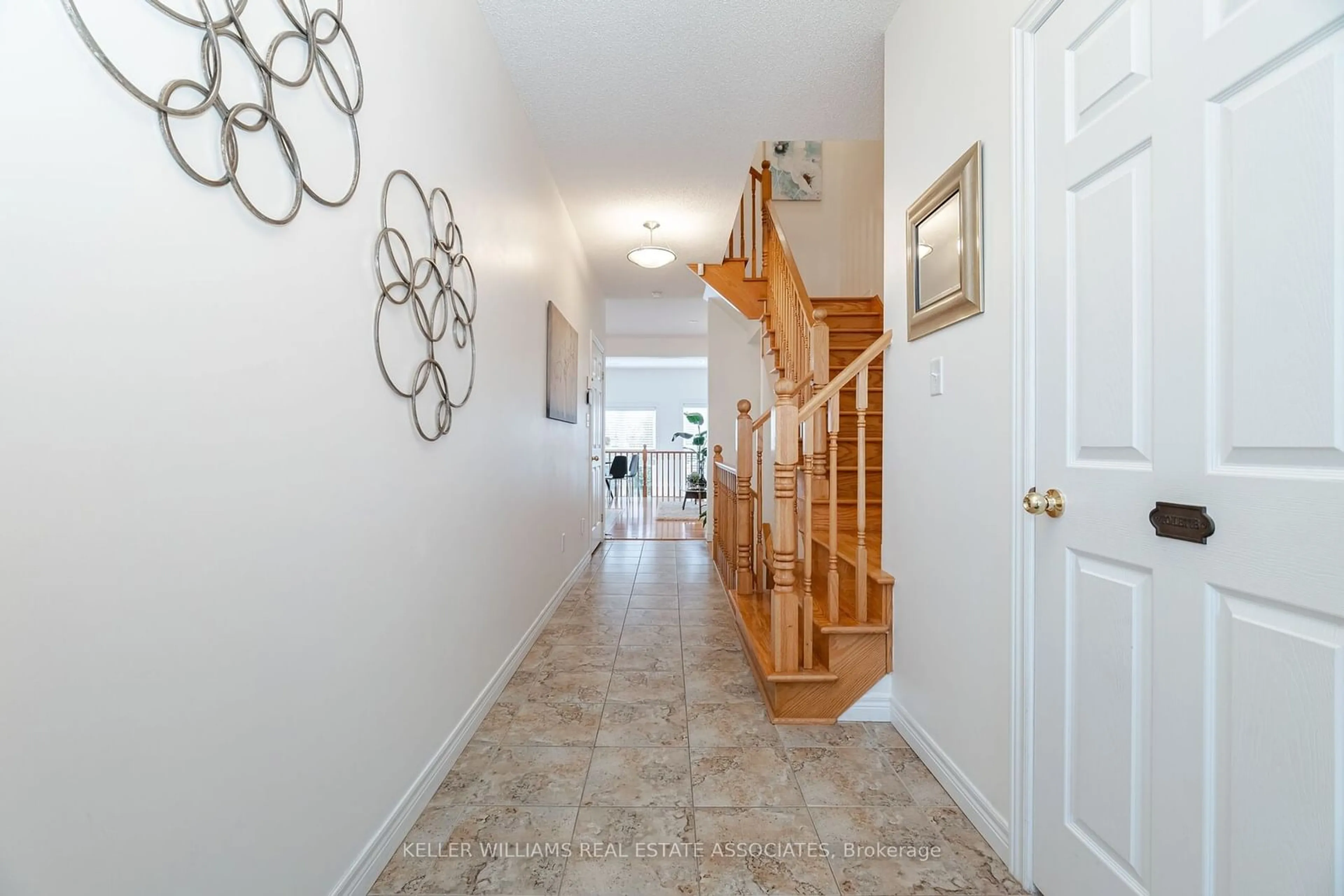 Indoor foyer for 2330 Whistling Springs Cres, Oakville Ontario L6M 0C3