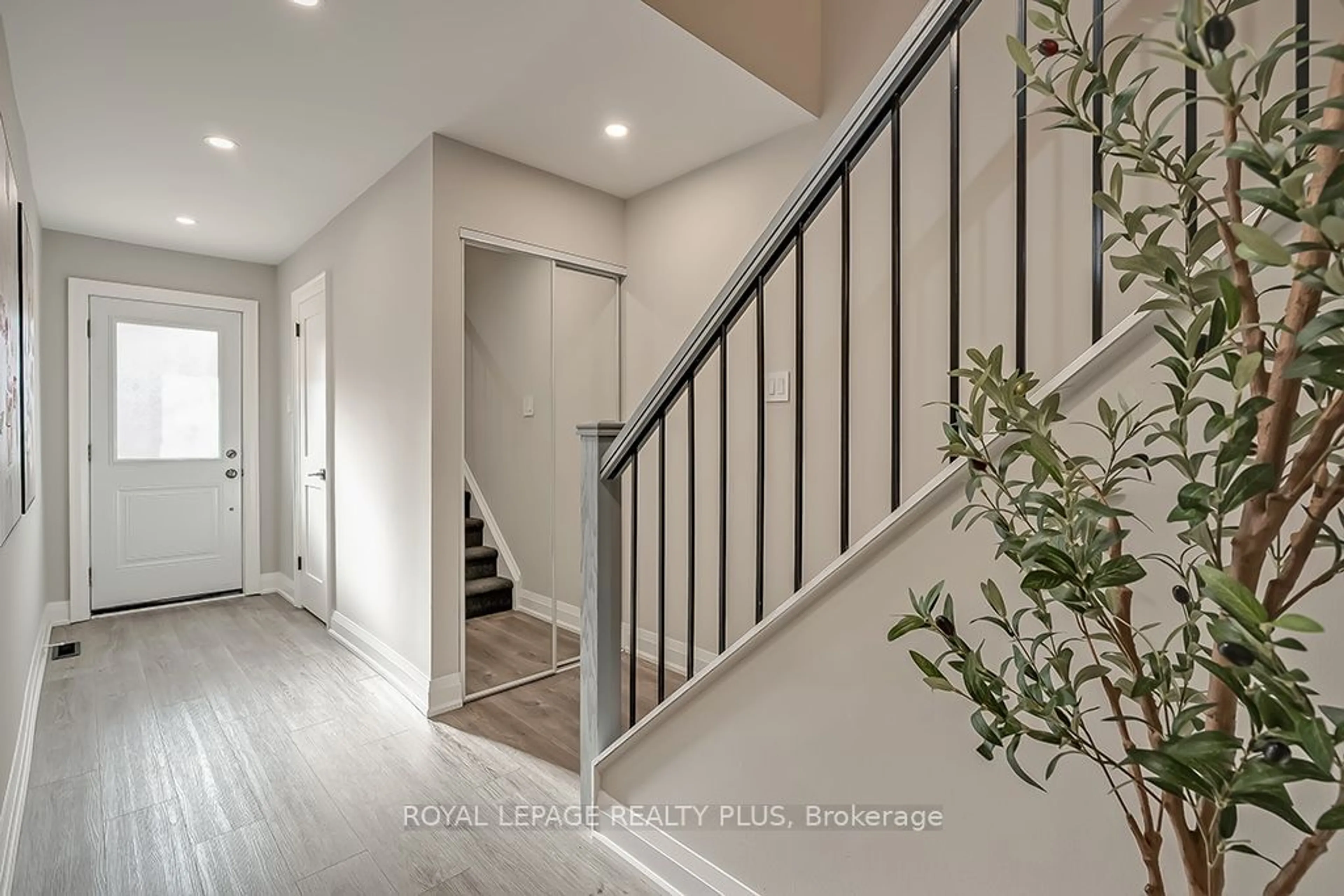 Indoor entryway for 1039 Cedarglen Gate #27, Mississauga Ontario L5C 3A7