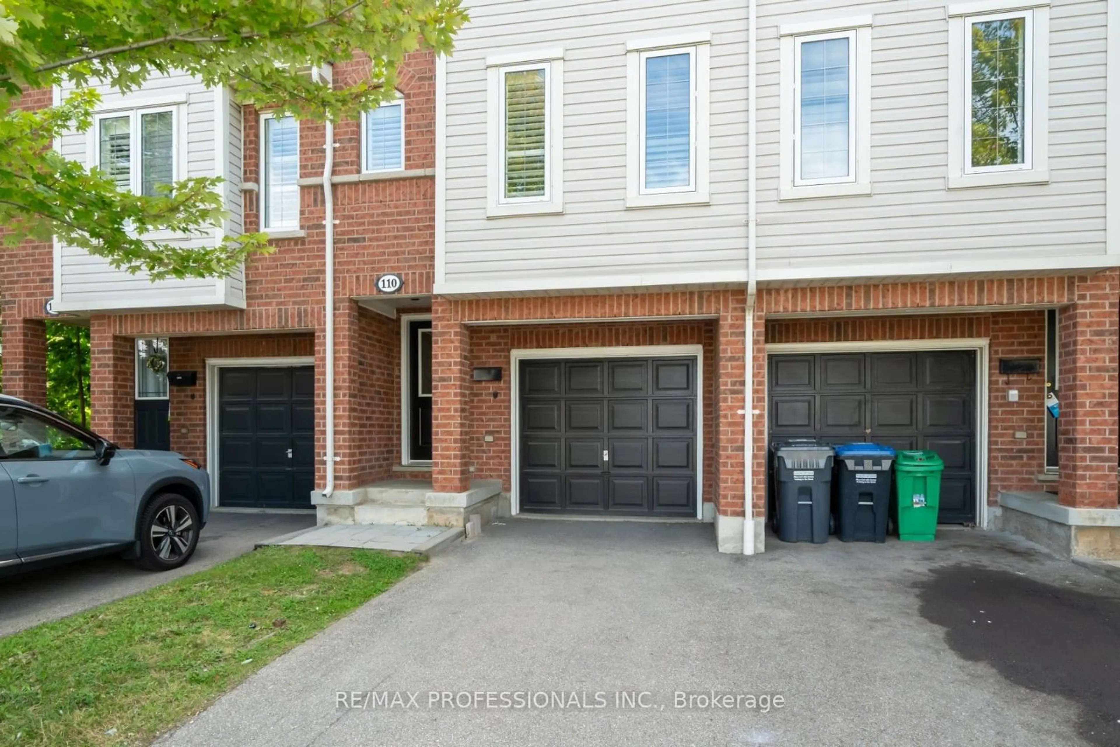 Home with brick exterior material, street for 1128 Dundas St #110, Mississauga Ontario L5C 1E1