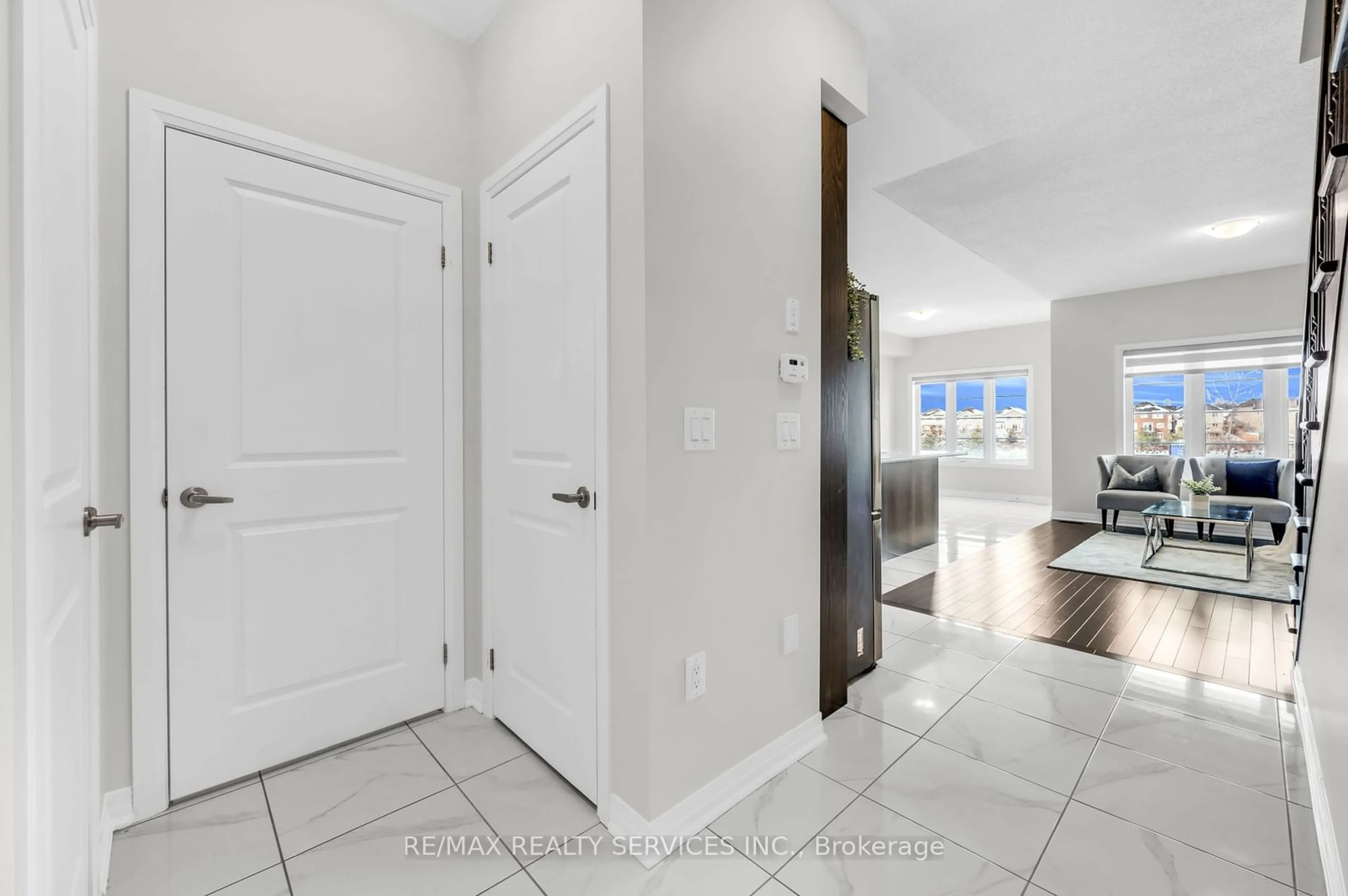 Indoor entryway for 41 Brixham Lane, Brampton Ontario L7A 5K2