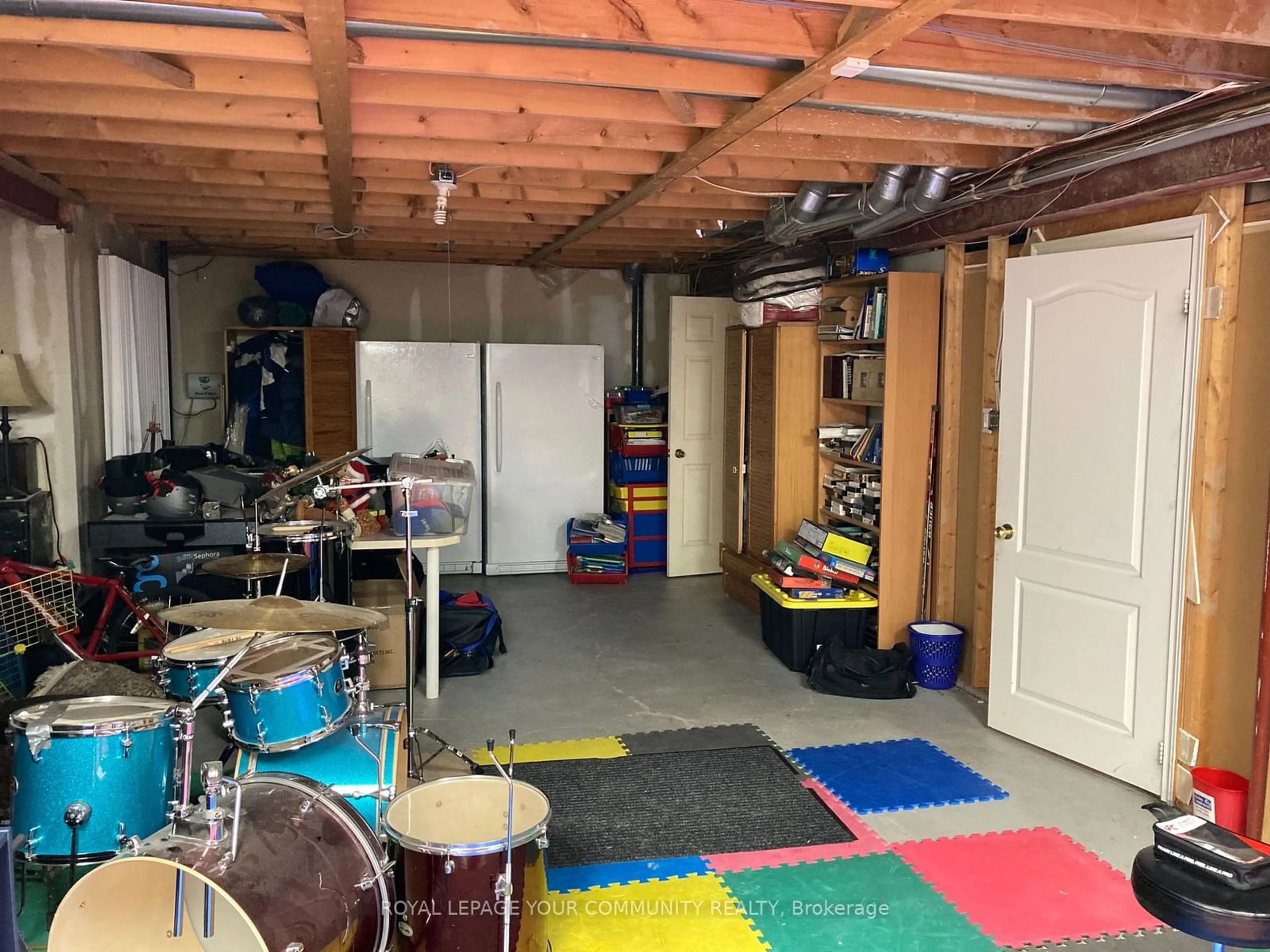 Indoor garage for 5883 Riverside Pl, Mississauga Ontario L5M 4X4