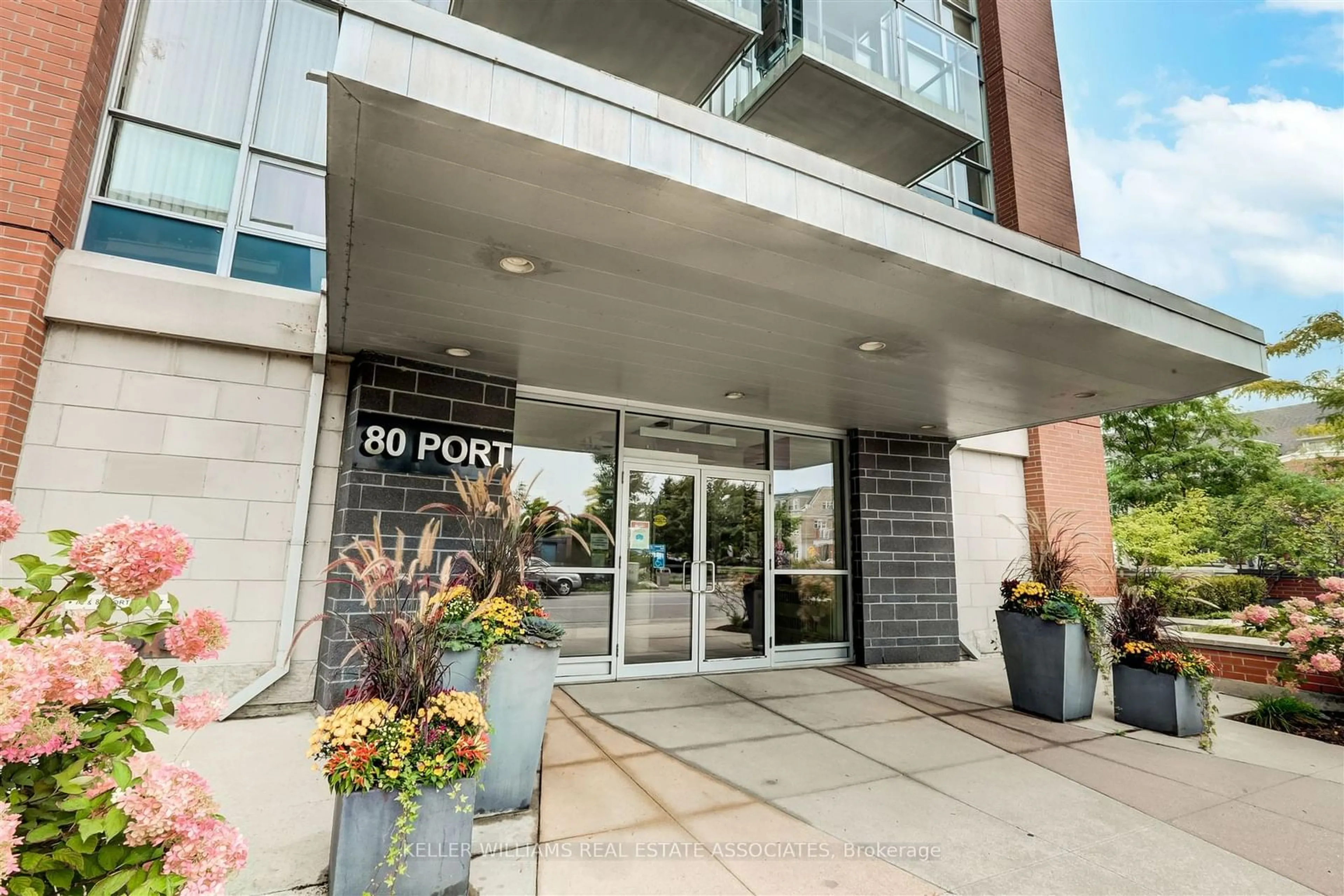 Indoor foyer for 80 Port St #504, Mississauga Ontario L5G 4V6