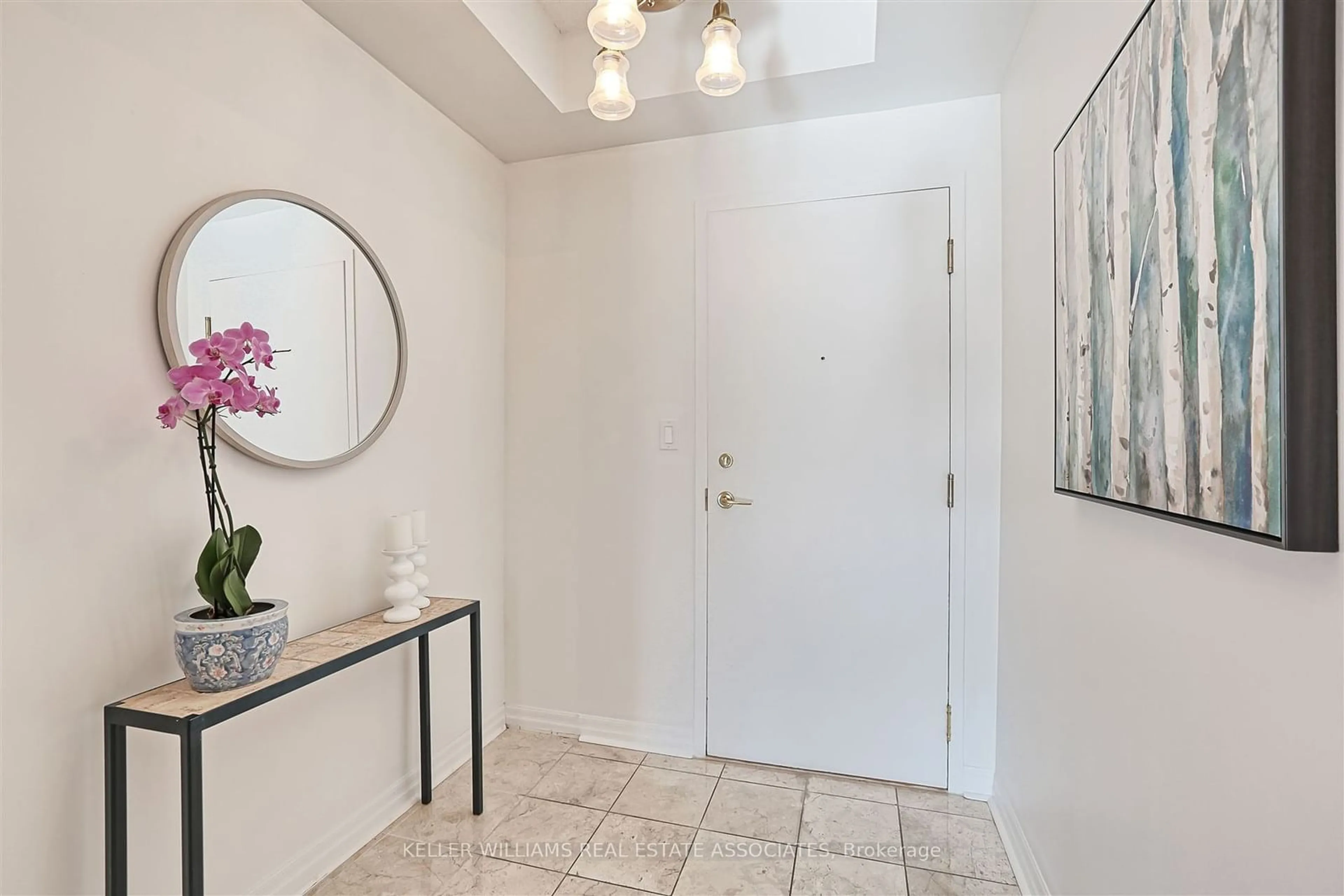 Indoor entryway for 80 Port St #504, Mississauga Ontario L5G 4V6