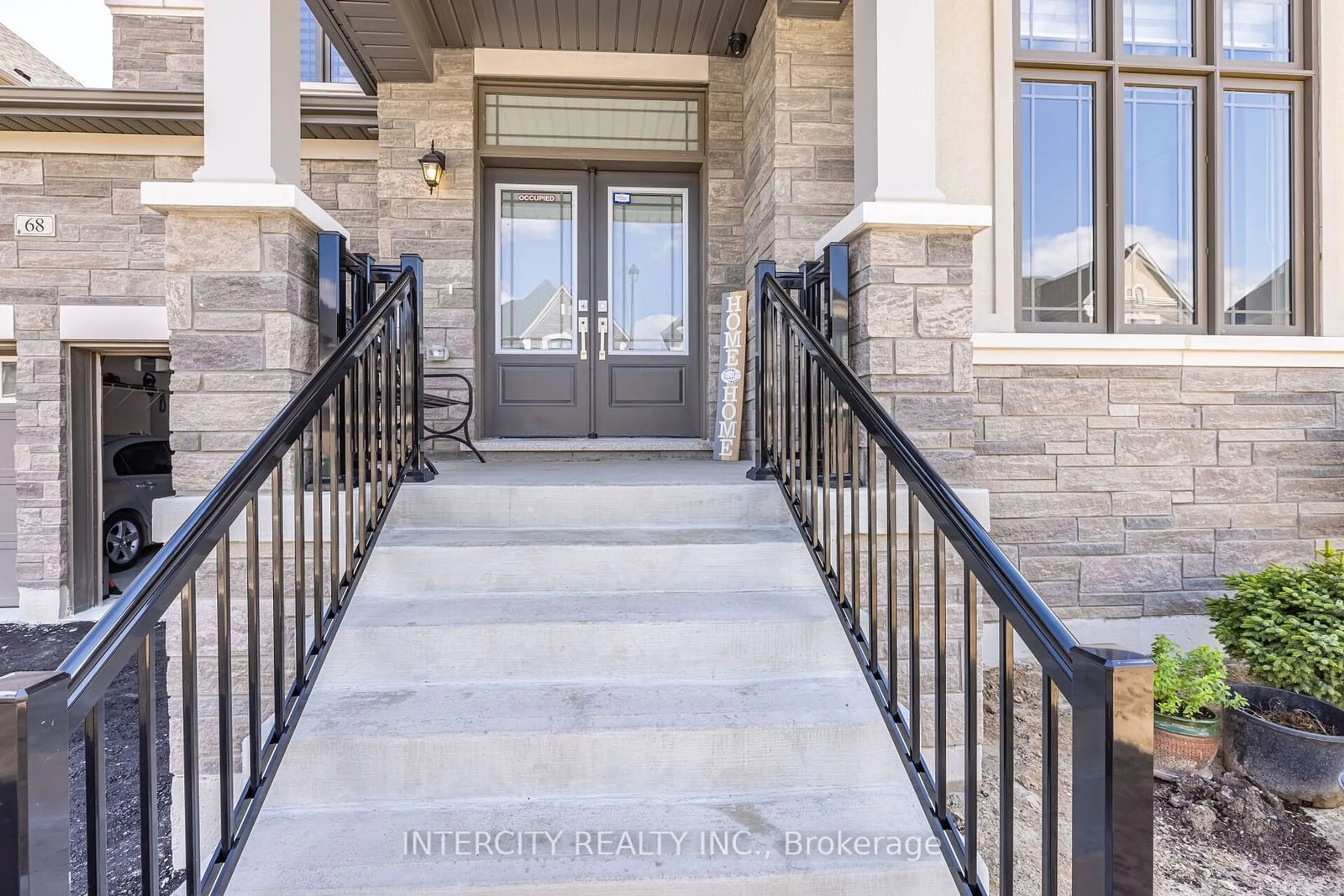 Indoor entryway for 68 Raspberry Ridge Ave, Caledon Ontario L7C 0H1