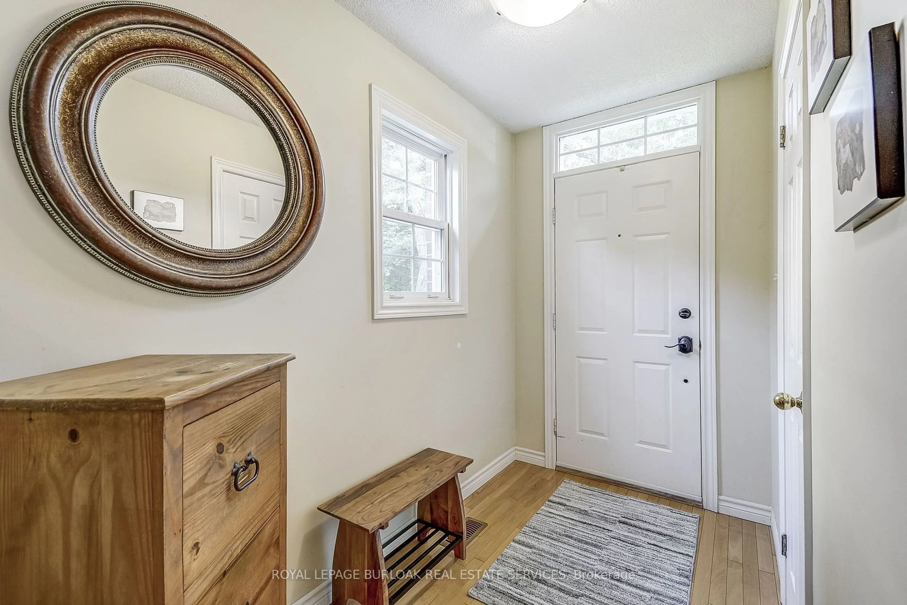 Indoor entryway for 2141 Ghent Ave, Burlington Ontario L7R 1Y4