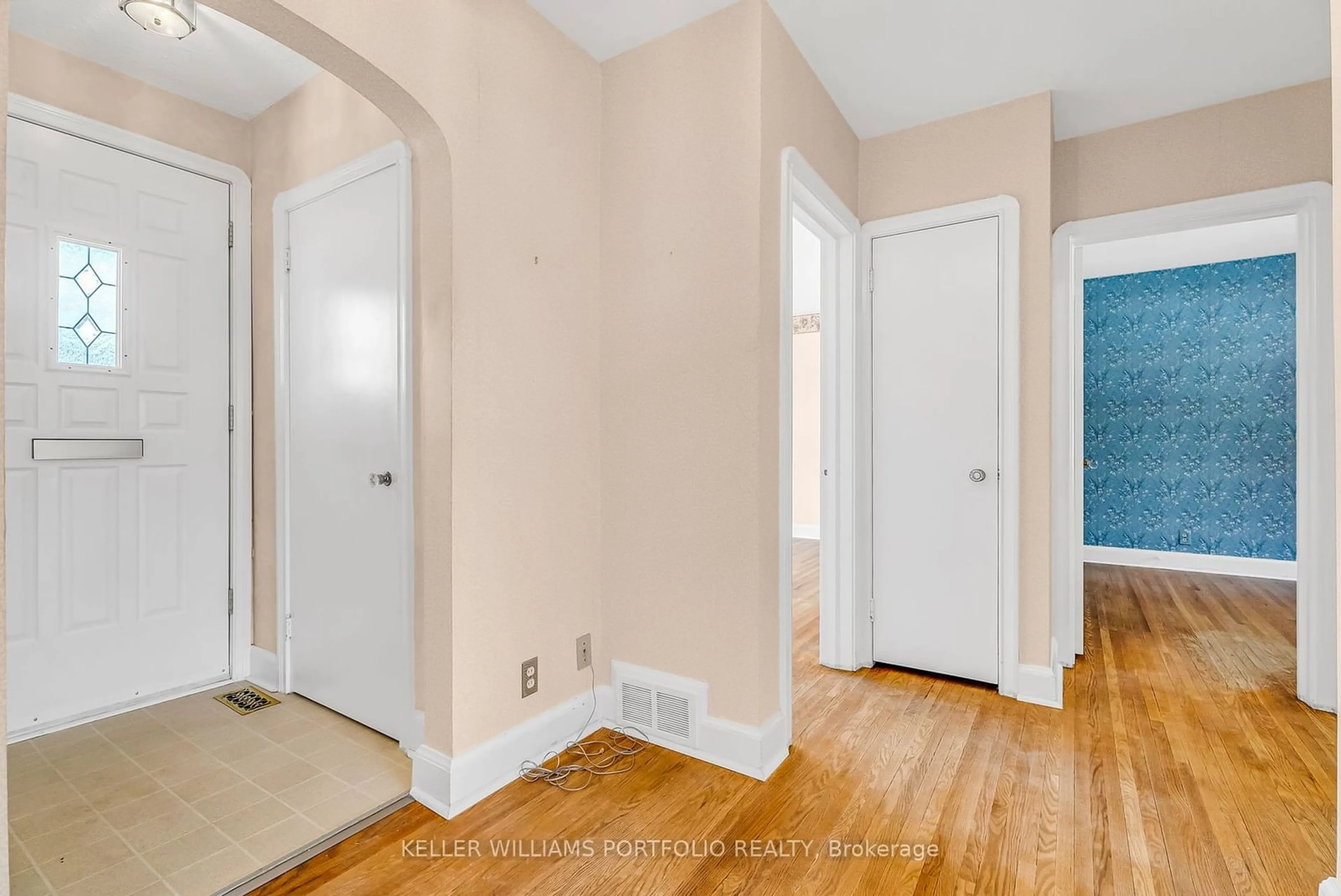 Indoor entryway for 77 Prennan Ave, Toronto Ontario M9B 4C2