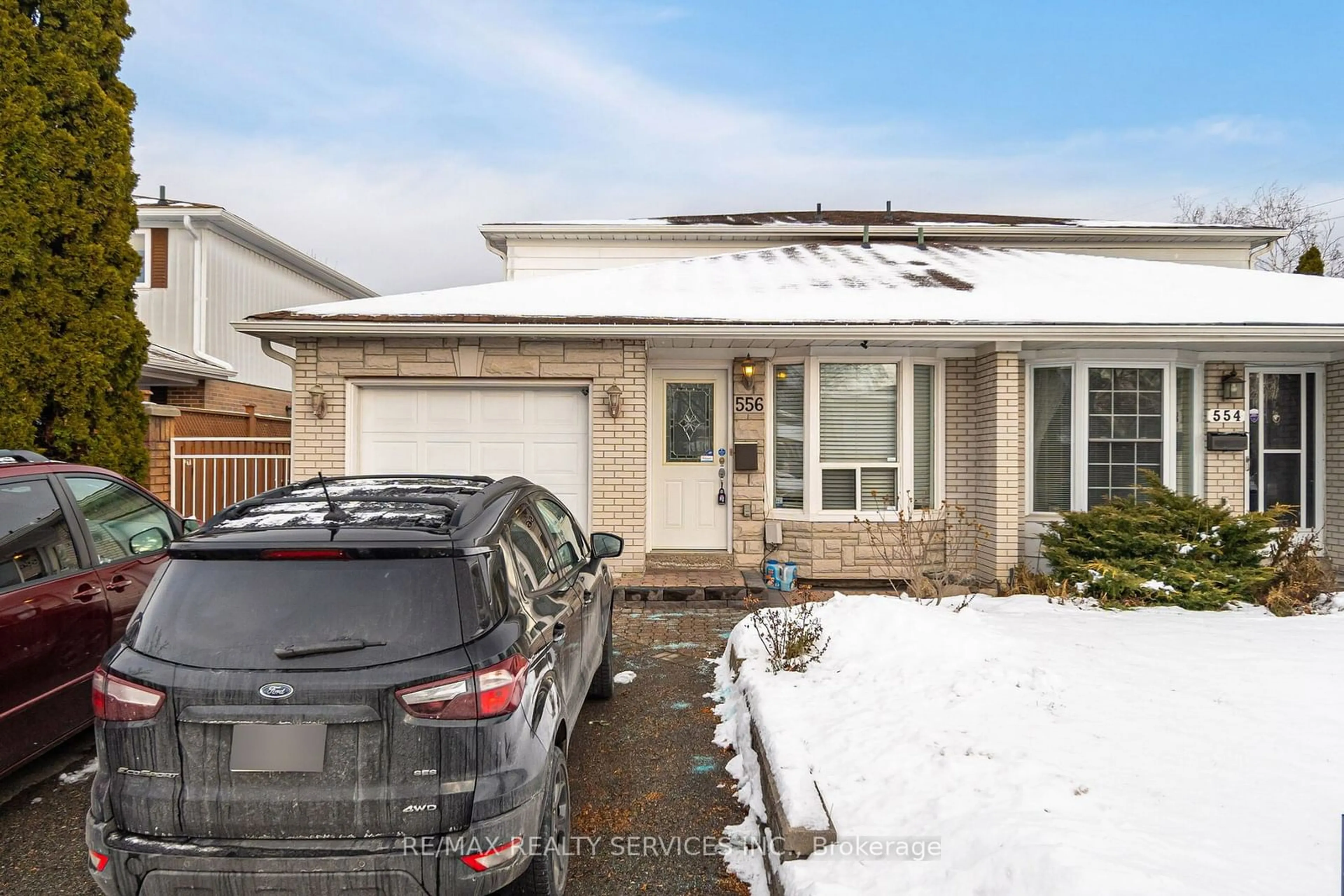 A pic from outside/outdoor area/front of a property/back of a property/a pic from drone, street for 556 Chantenay Dr, Mississauga Ontario L5A 1G2