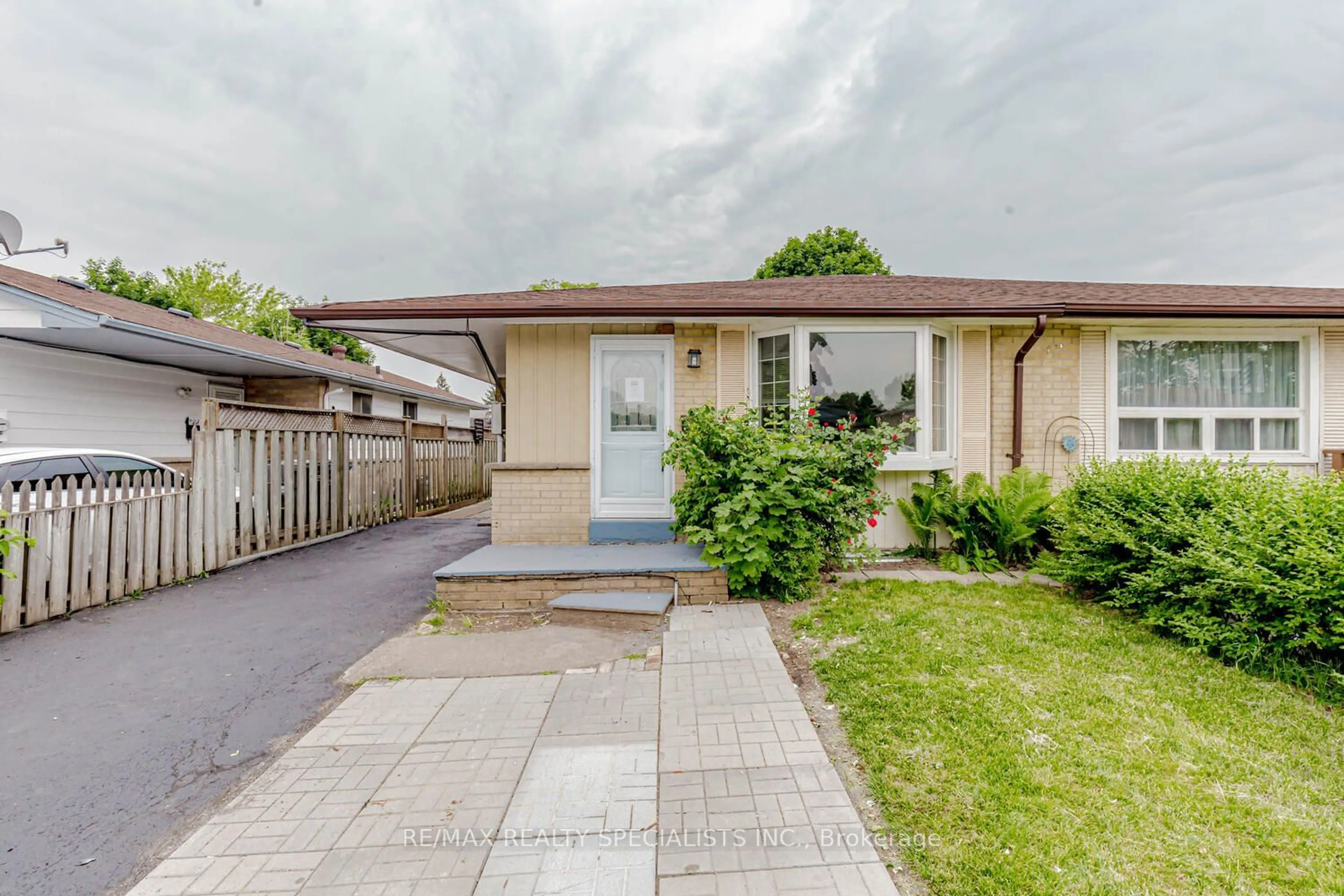 A pic from outside/outdoor area/front of a property/back of a property/a pic from drone, street for 39 Seaborn Rd, Brampton Ontario L6V 2B8