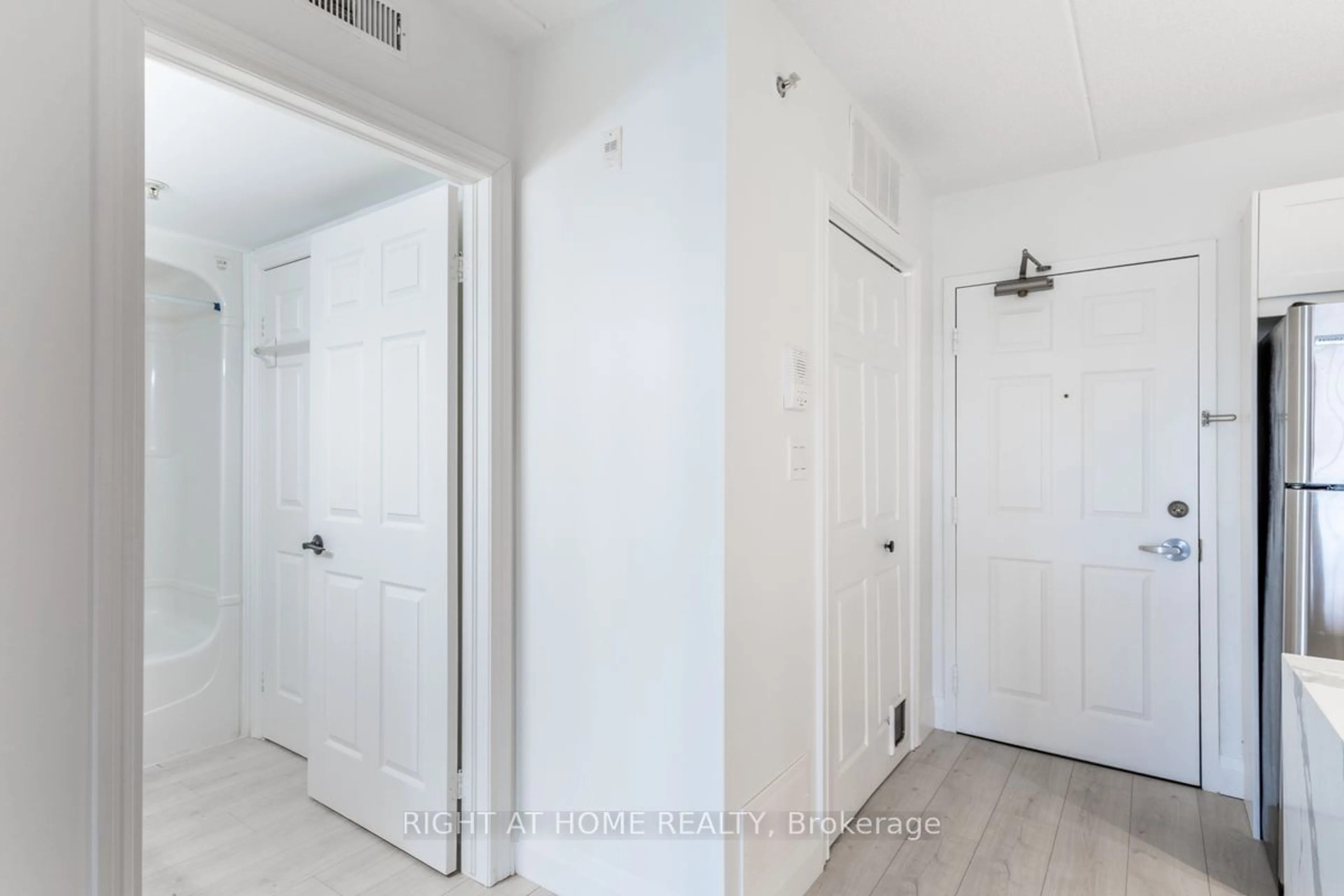 Indoor entryway for 1470 Bishops Gate #309, Oakville Ontario L6M 4N2