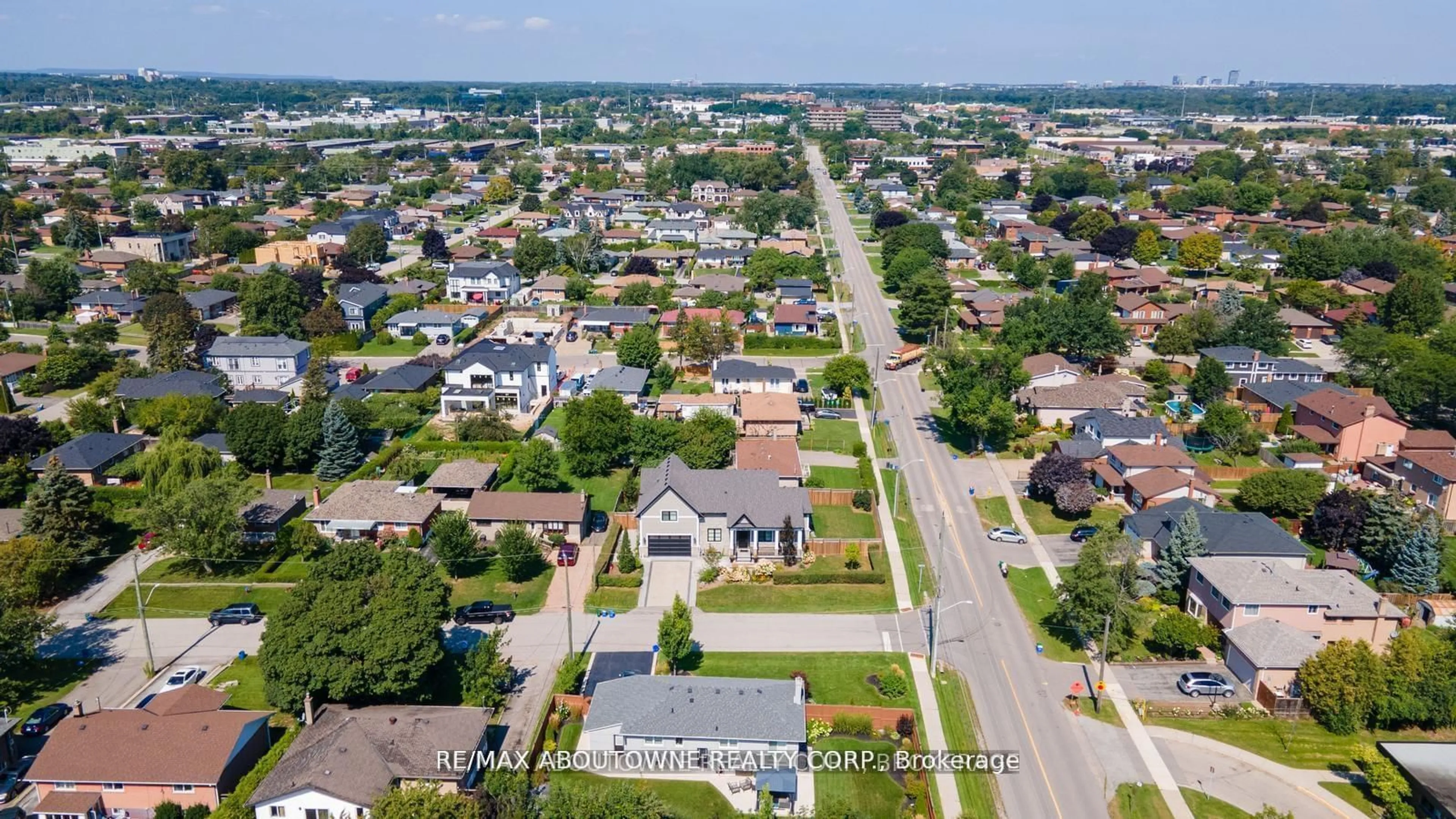 A pic from outside/outdoor area/front of a property/back of a property/a pic from drone, street for 363 Walton St, Oakville Ontario L6K 1R7