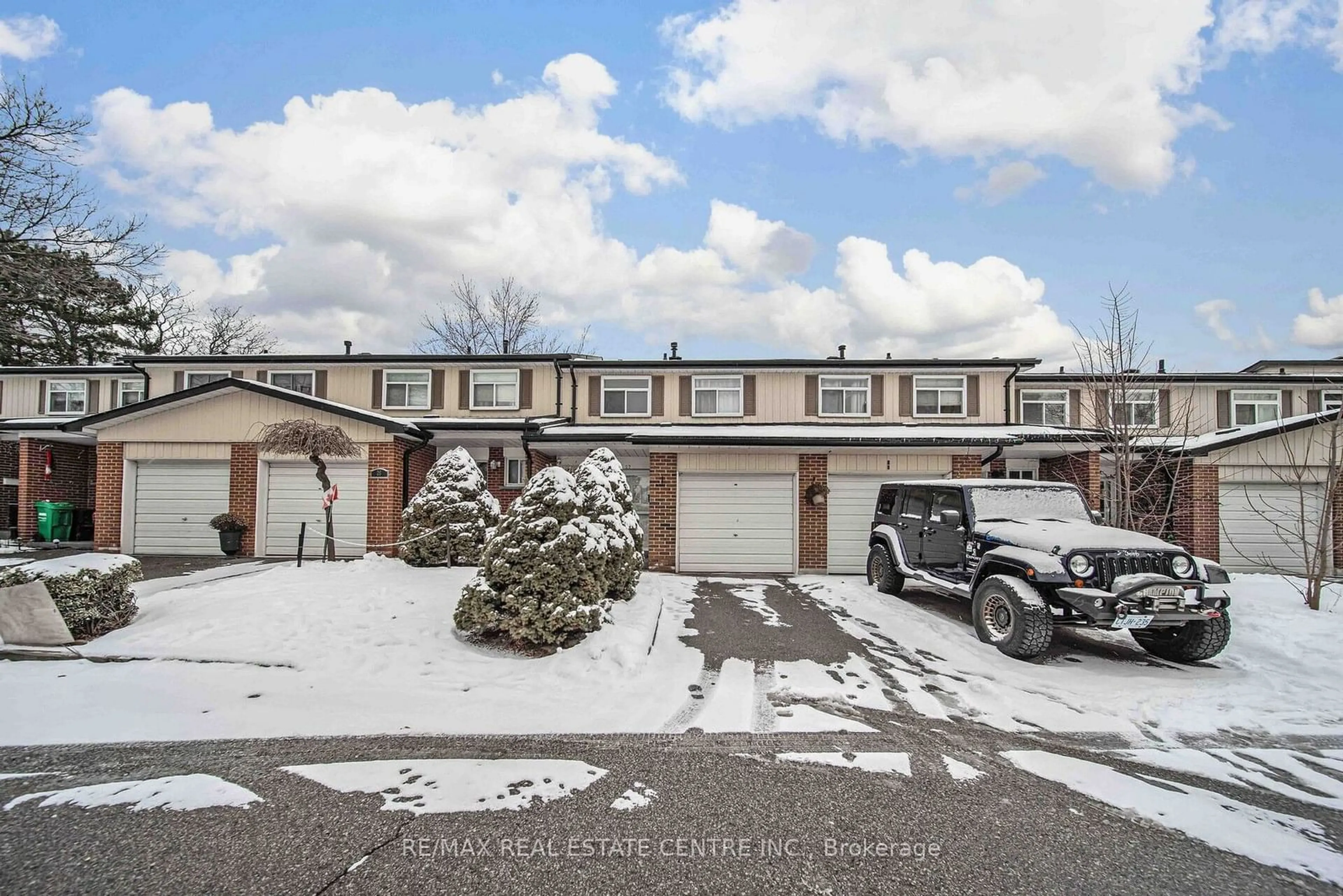 A pic from outside/outdoor area/front of a property/back of a property/a pic from drone, street for 27 Vodden Crt, Brampton Ontario L6X 2W6