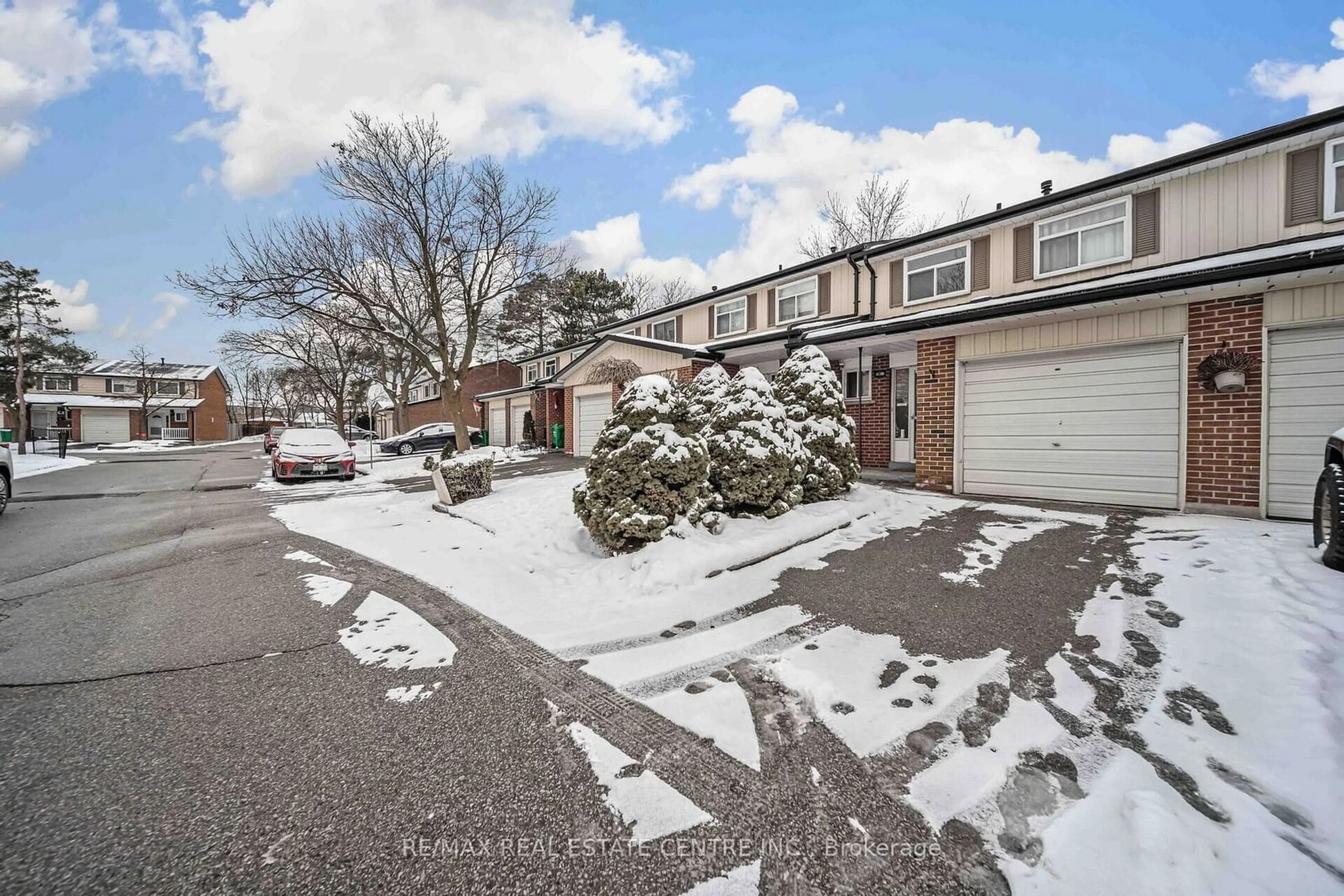 A pic from outside/outdoor area/front of a property/back of a property/a pic from drone, street for 27 Vodden Crt, Brampton Ontario L6X 2W6