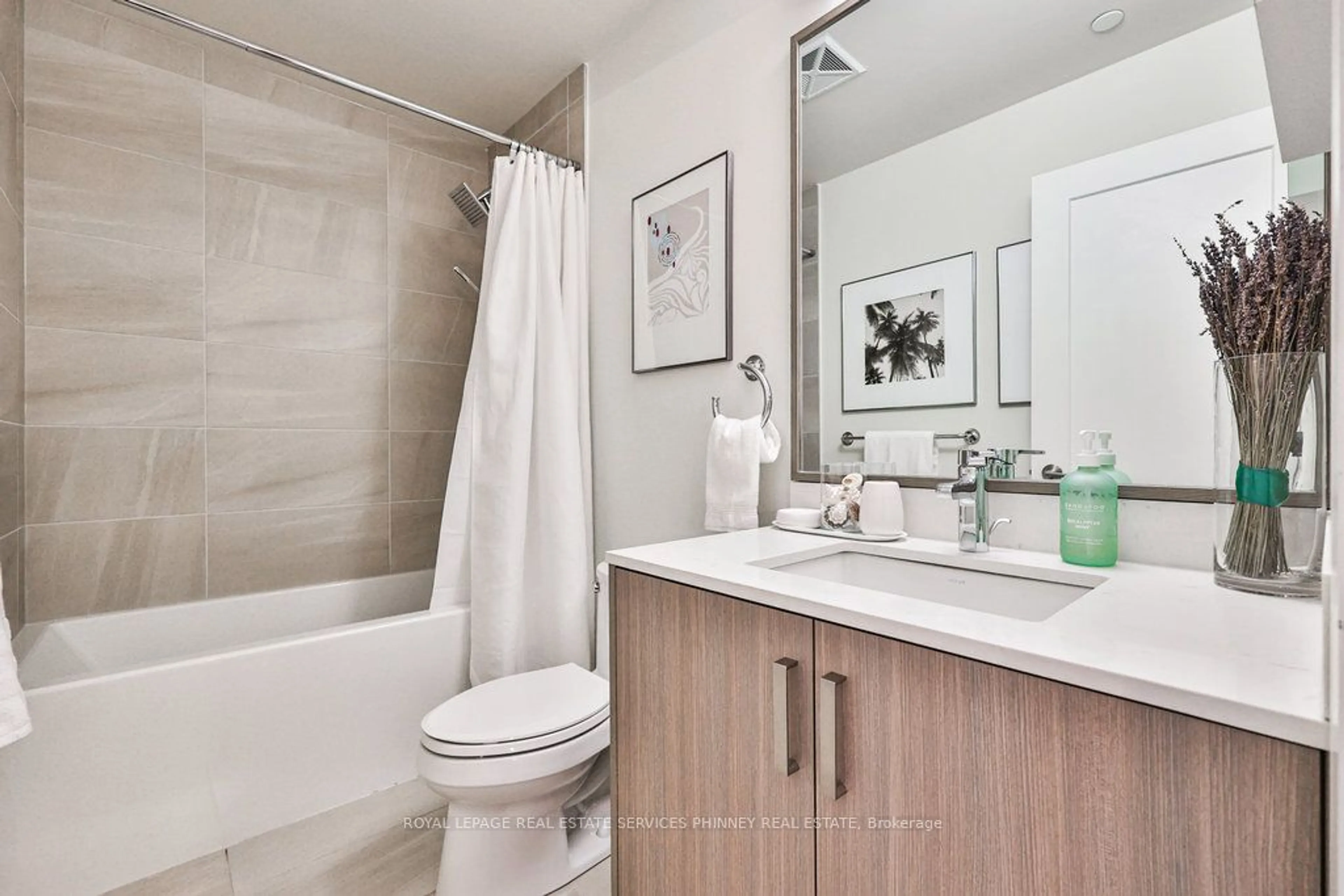 Standard bathroom, ceramic/tile floor for 1575 Lakeshore Rd #411, Mississauga Ontario L5J 0B1