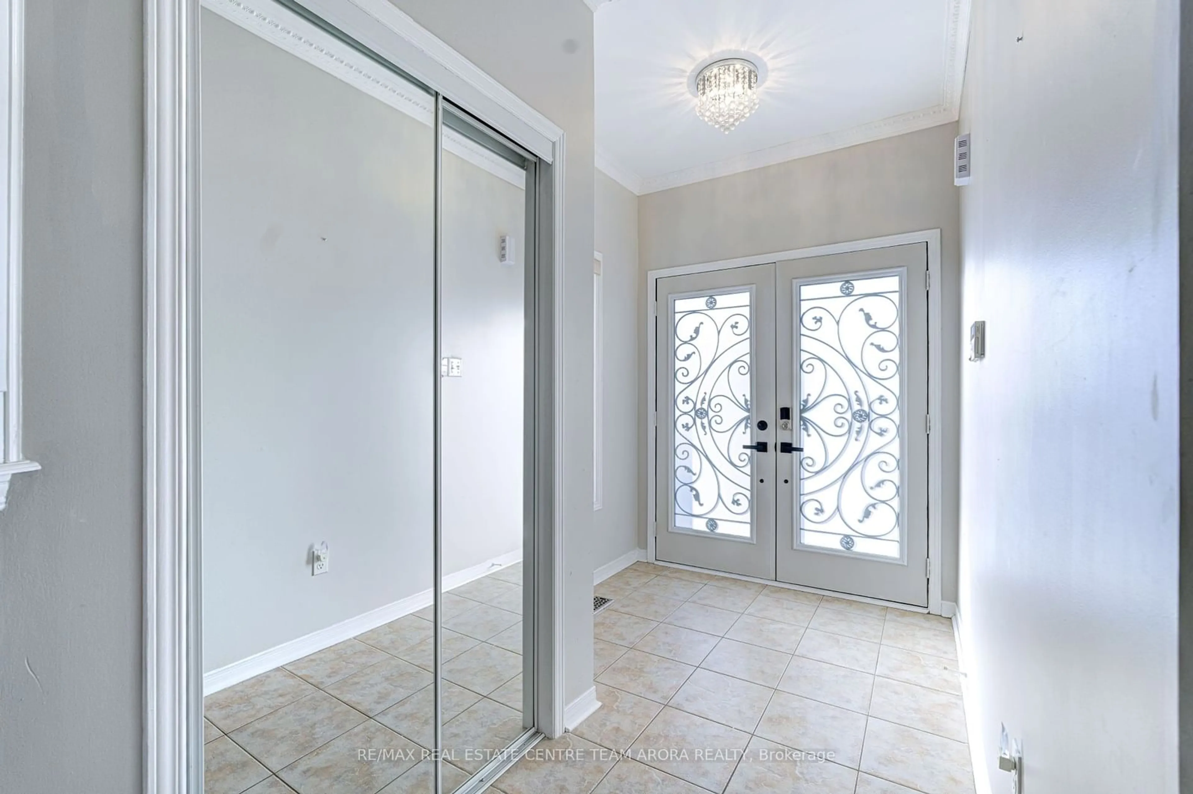 Indoor entryway for 15 Roundstone Dr, Brampton Ontario L6X 0K7