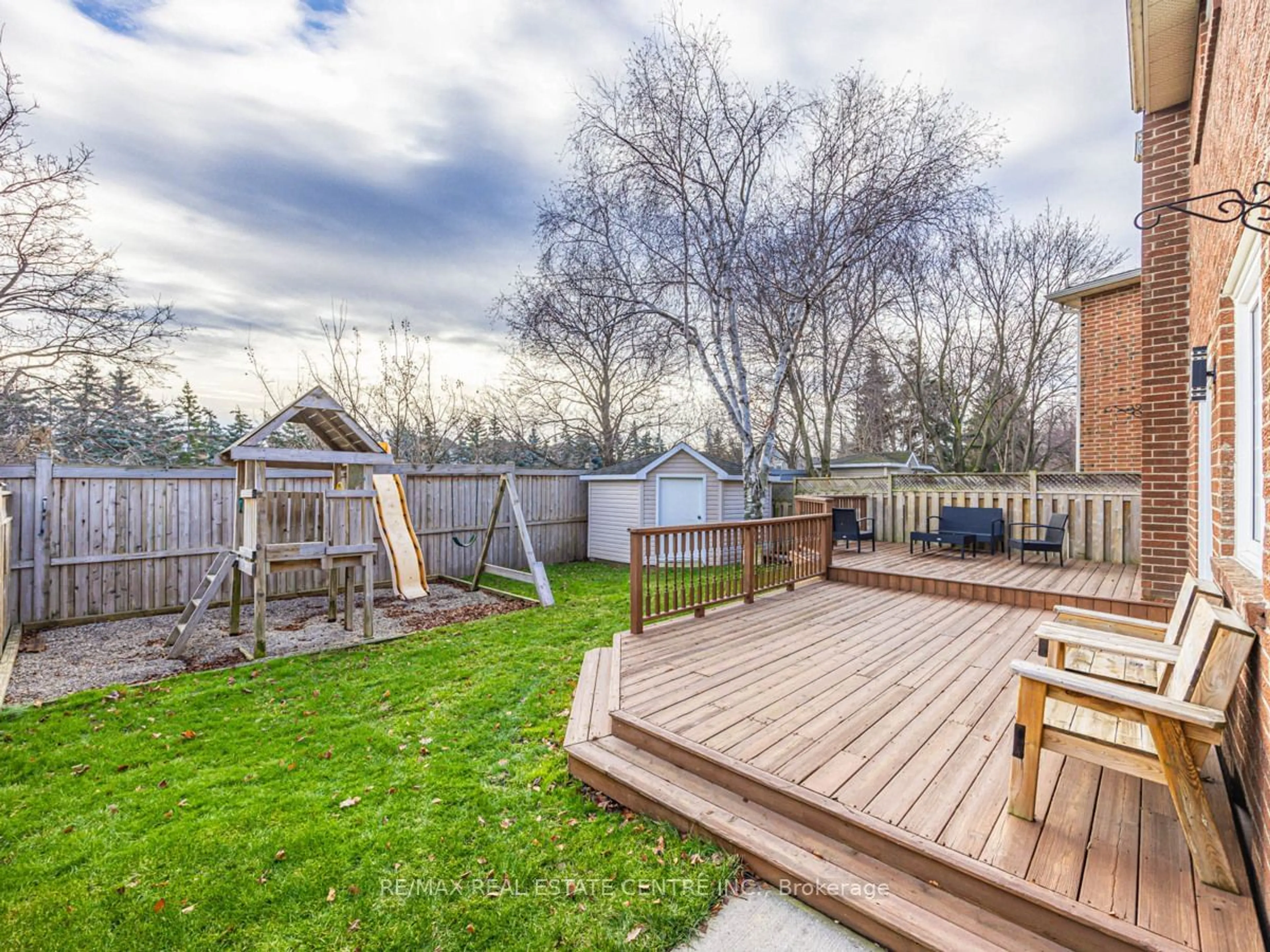 Patio, unknown for 28 Huntley Crt, Brampton Ontario L6Z 1X8