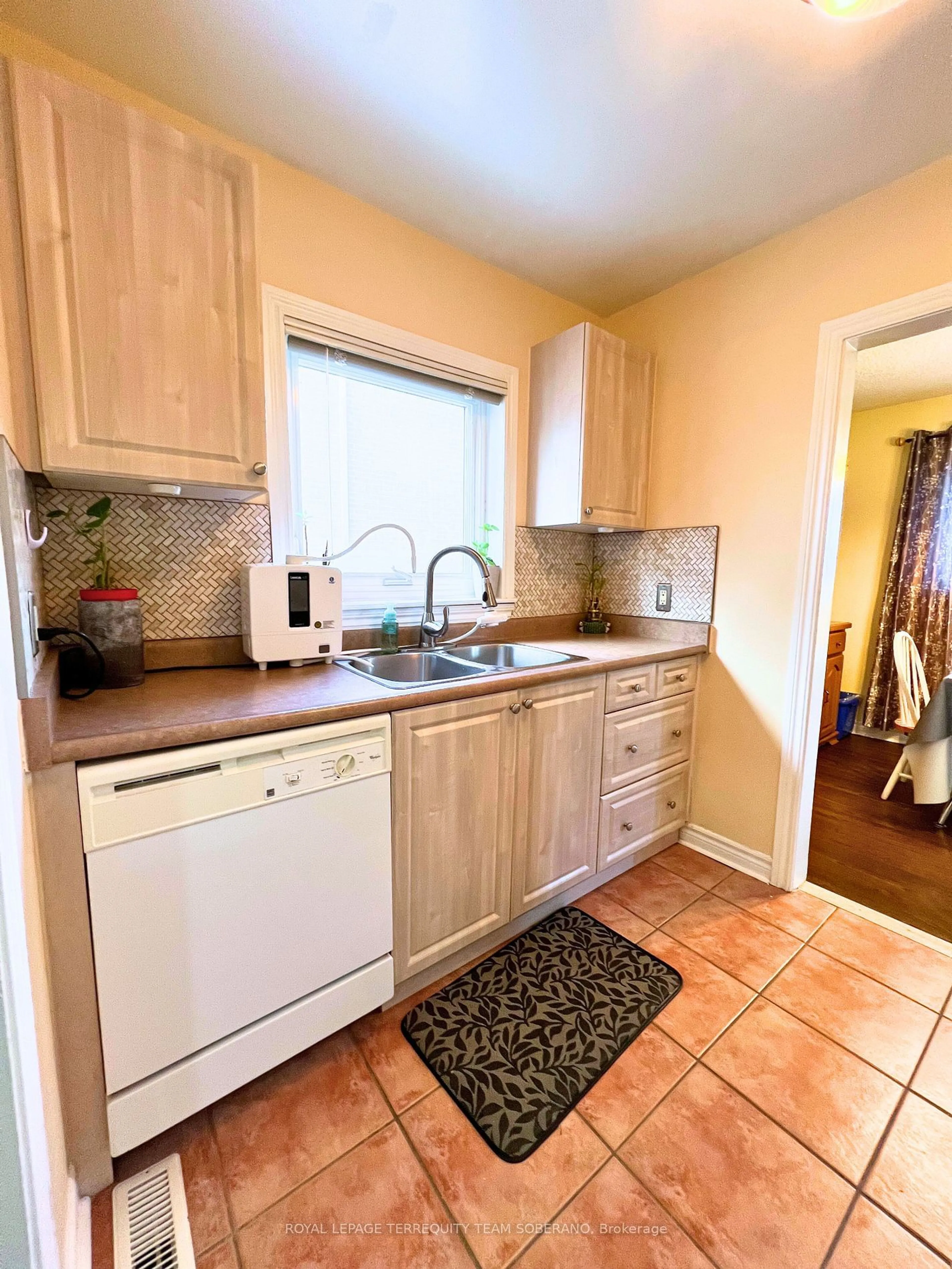 Standard kitchen, ceramic/tile floor for 216 Town House Cres #27, Brampton Ontario L6W 3C6